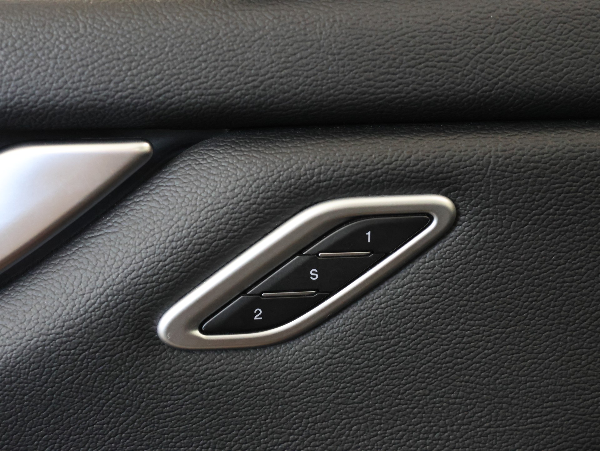 MASERATI Ghibli D 3.0 V6 GranSport Automatica *Panorama*Carbon*Sportsitze*Harman/Kardon*-image-24