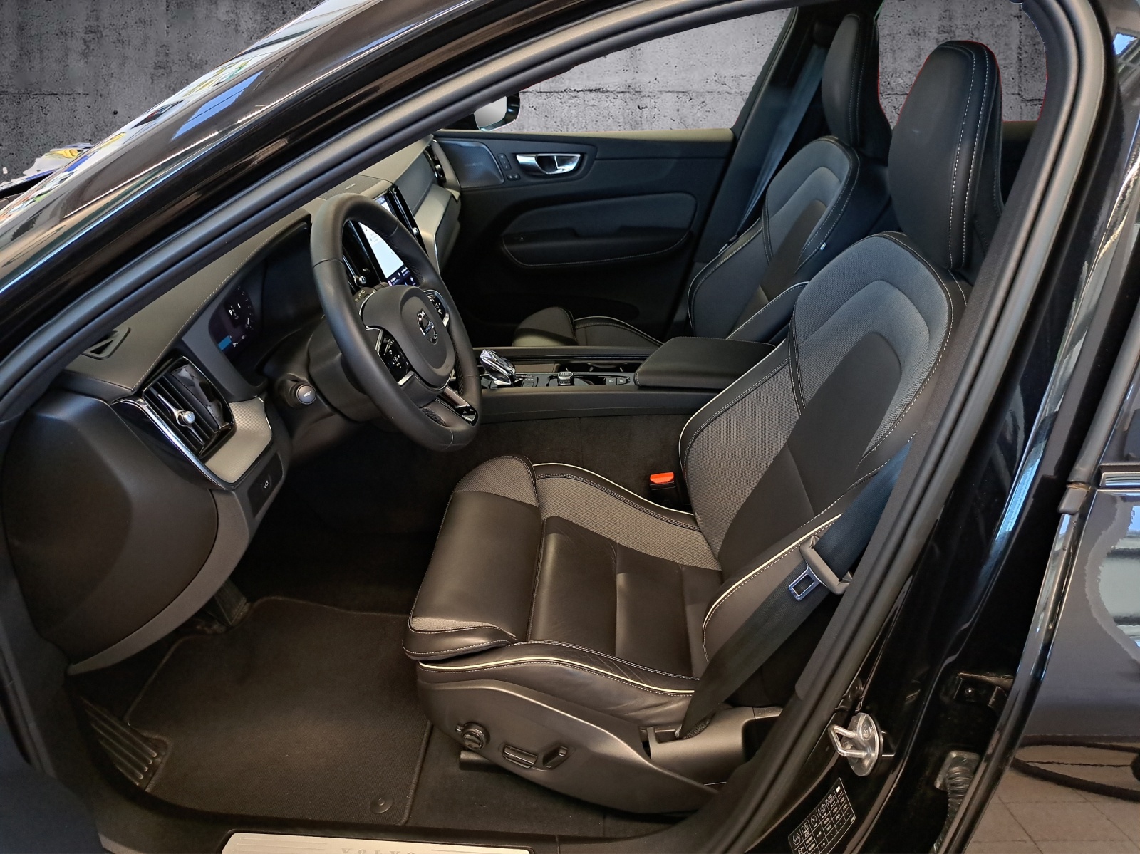 VOLVO XC60 2.0 B6 MH Ultimate Dark A-image-9