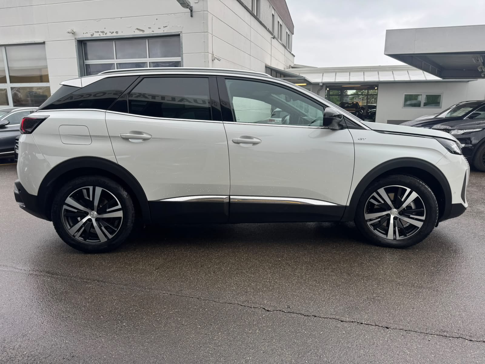 PEUGEOT 3008 300e Hybrid4 GT EAT8-image-4