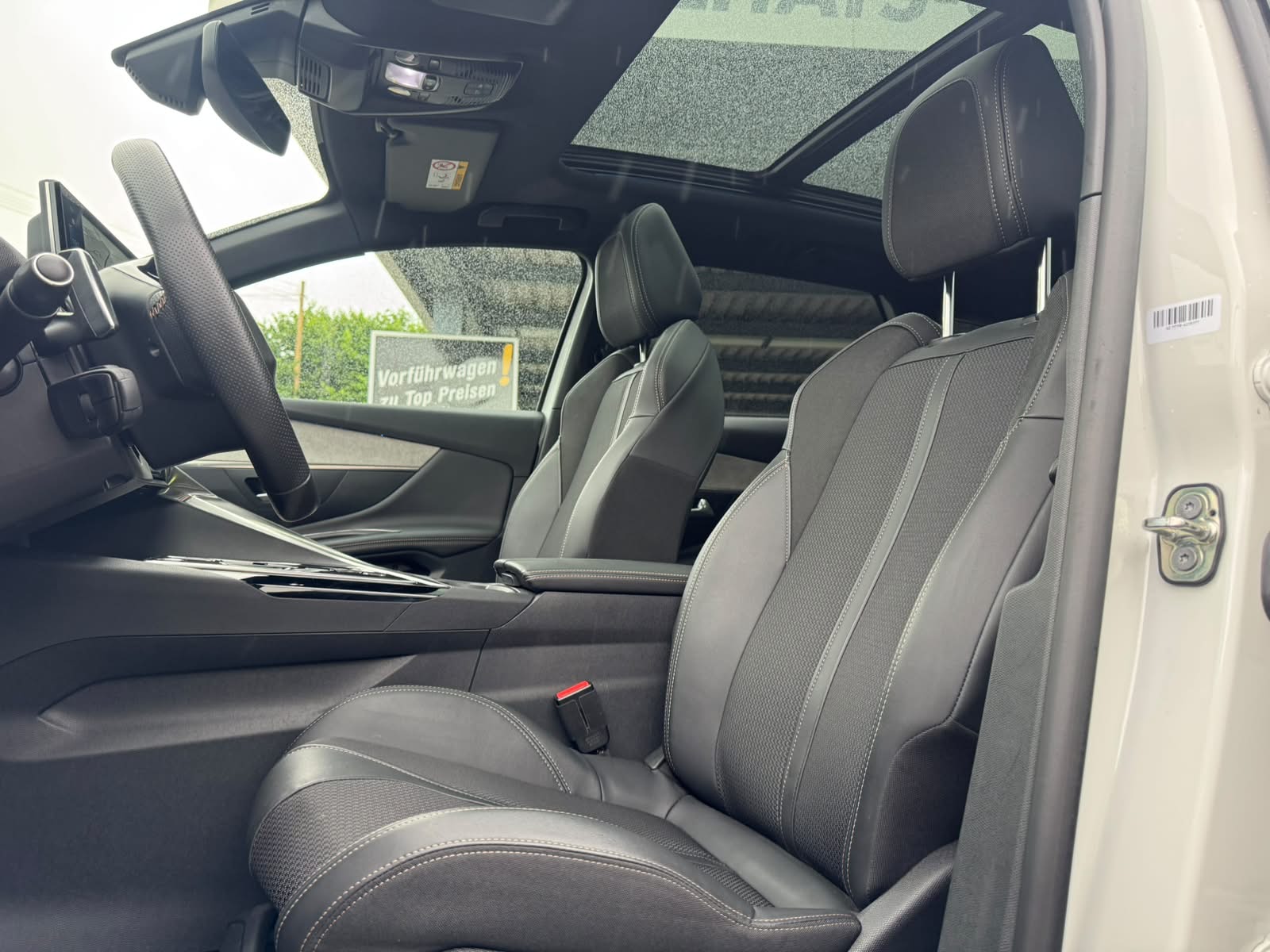 PEUGEOT 3008 300e Hybrid4 GT EAT8-image-13