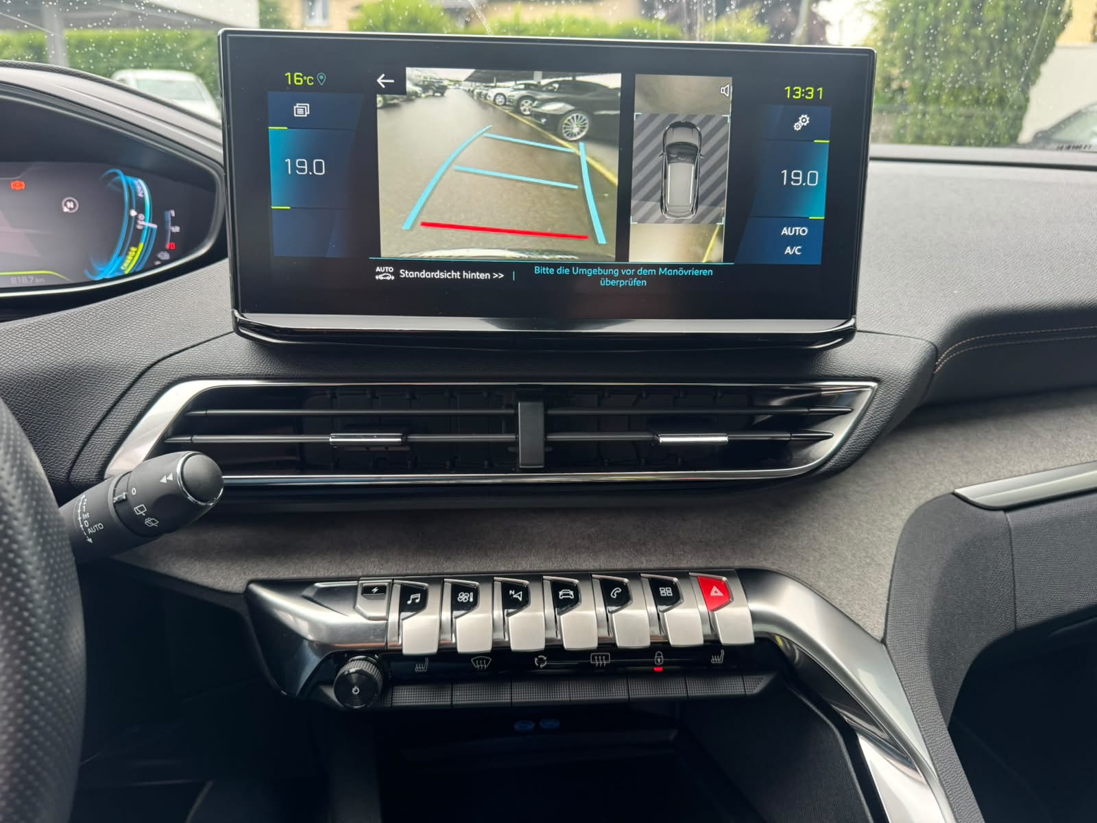 PEUGEOT 3008 300e Hybrid4 GT EAT8-image-11