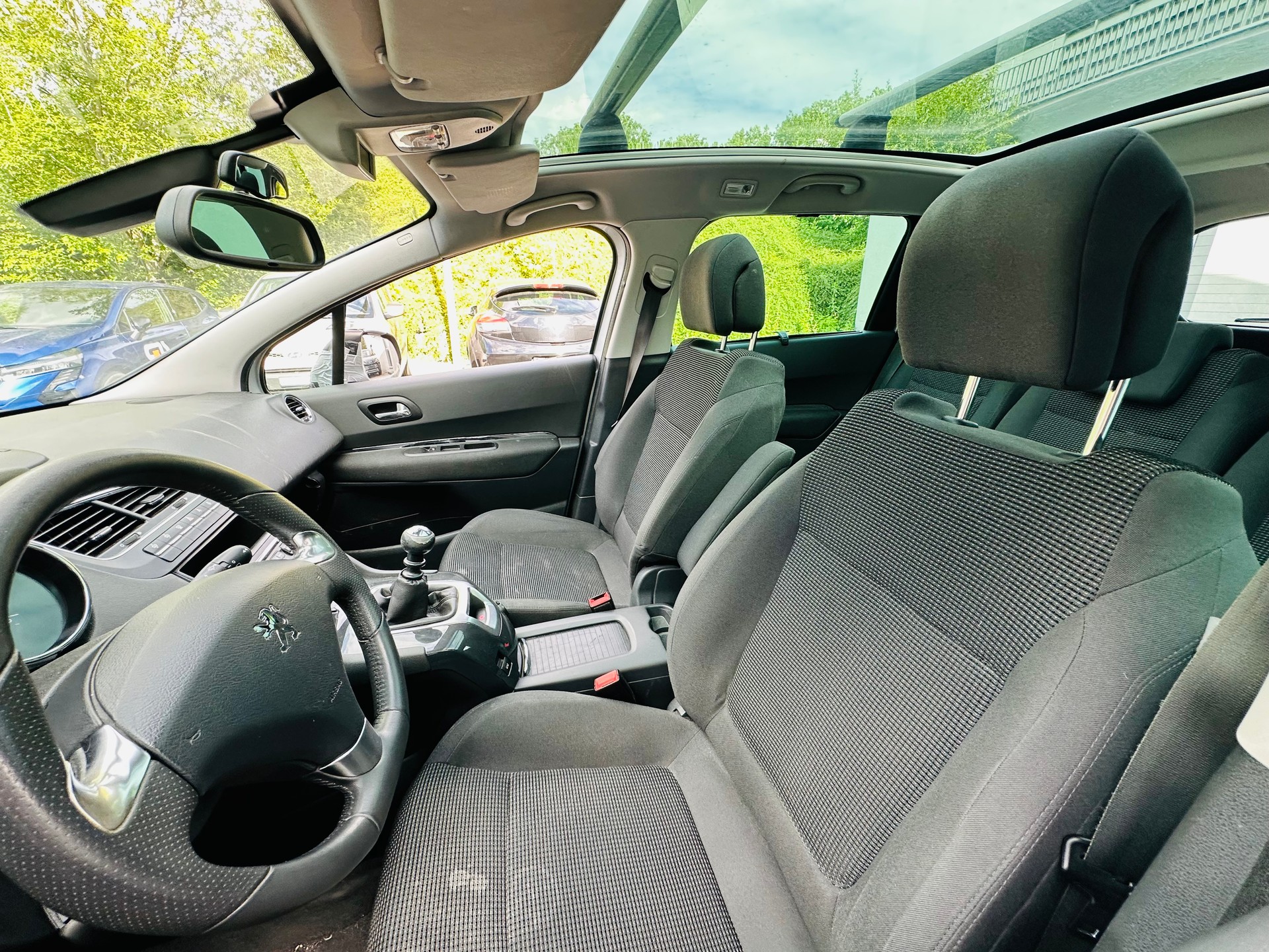 PEUGEOT 5008 2.0 HDI Allure-image-2