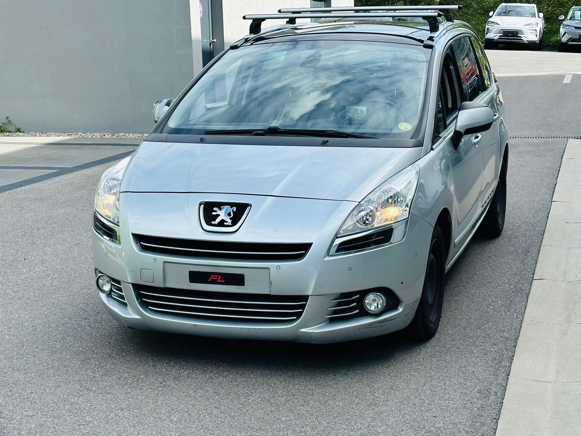 PEUGEOT 5008 2.0 HDI Allure-image-1
