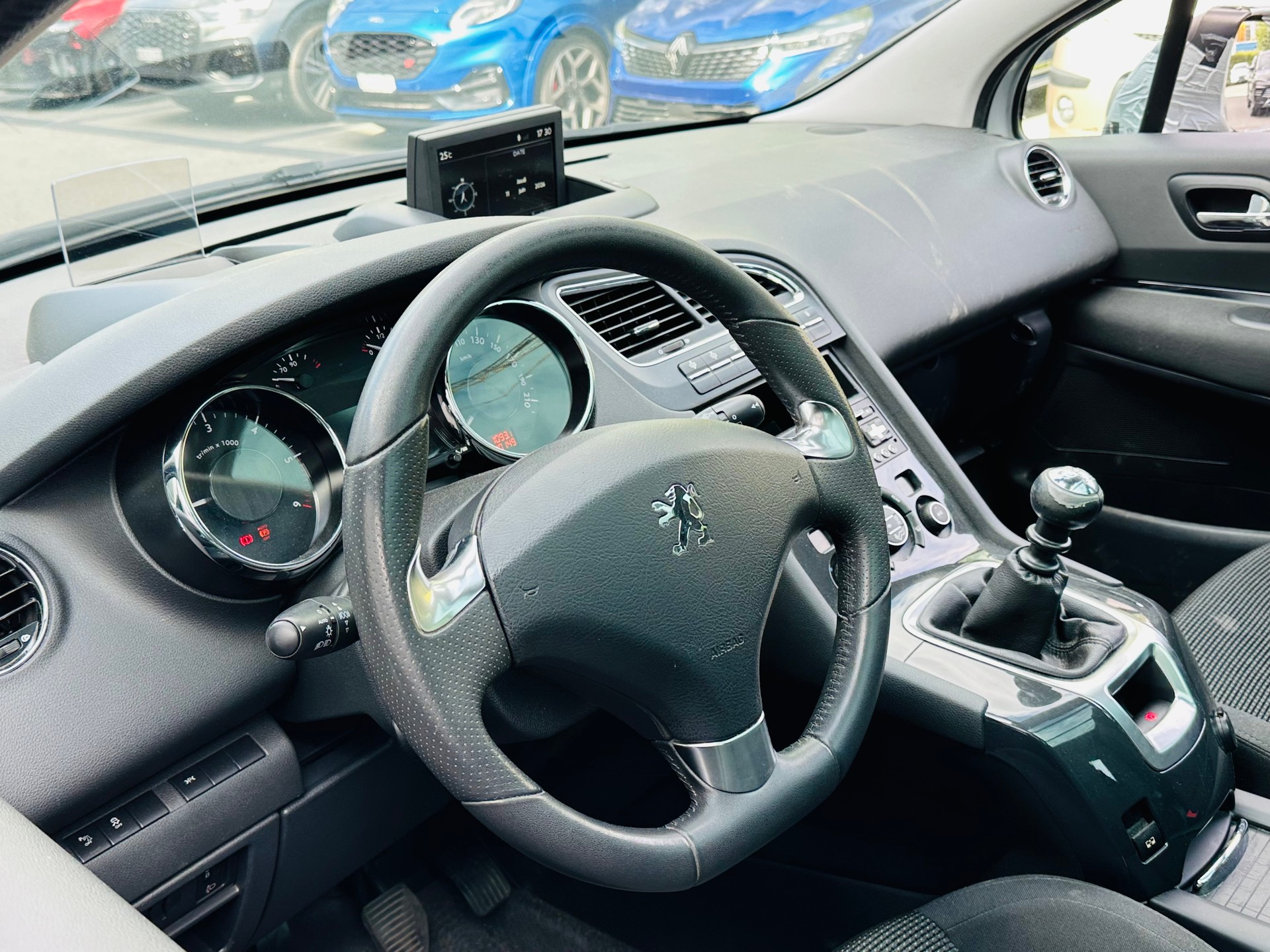 PEUGEOT 5008 2.0 HDI Allure-image-4