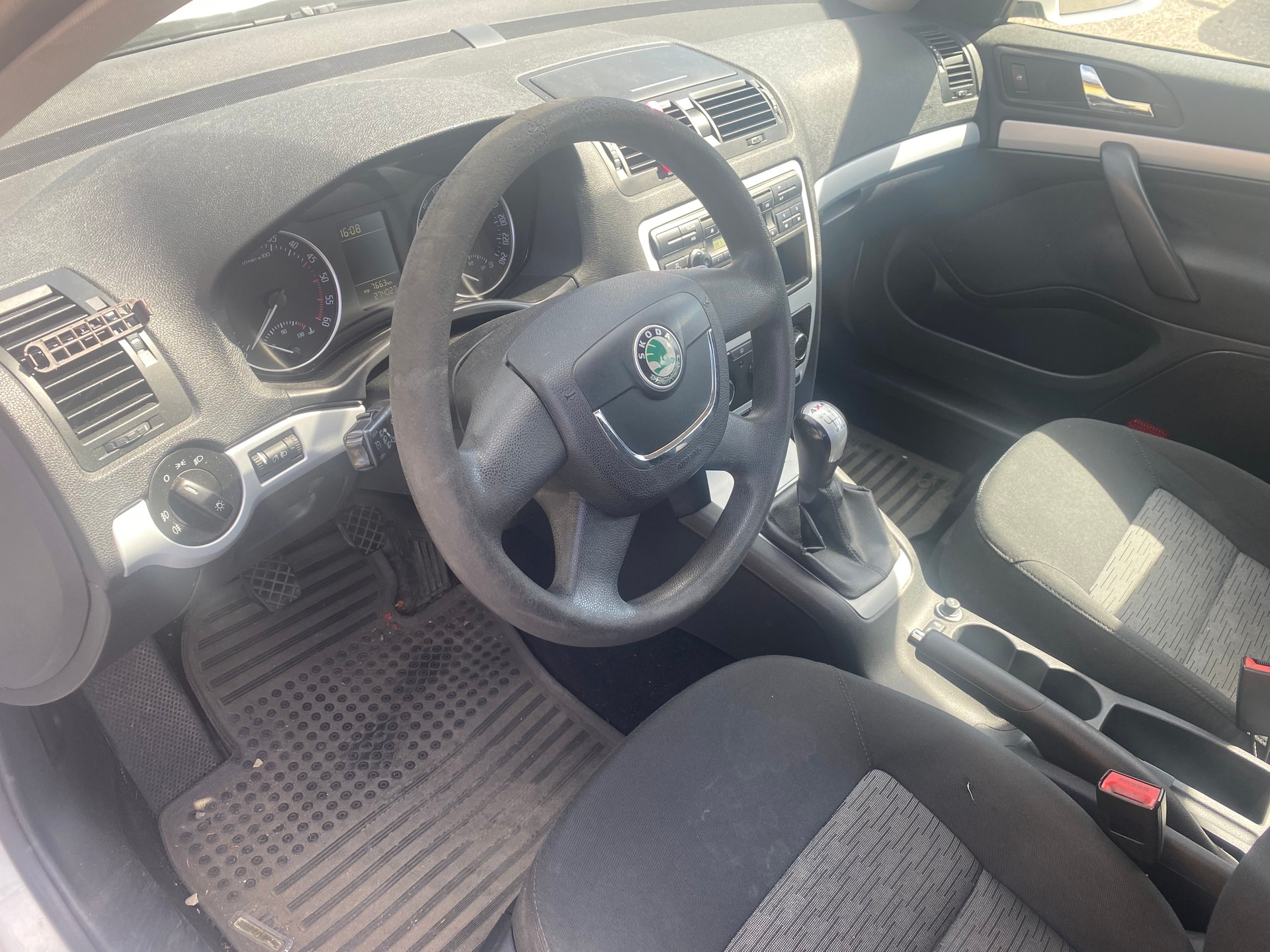SKODA Octavia Combi 1.6 TDI Swiss Adventure 4x4-image-7