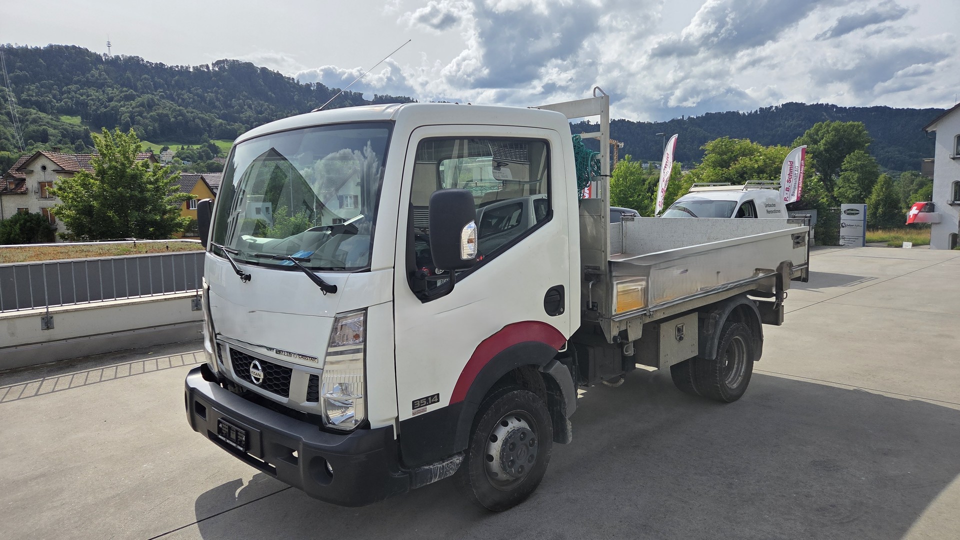 NISSAN 2.5 T 136 Pro-image-1