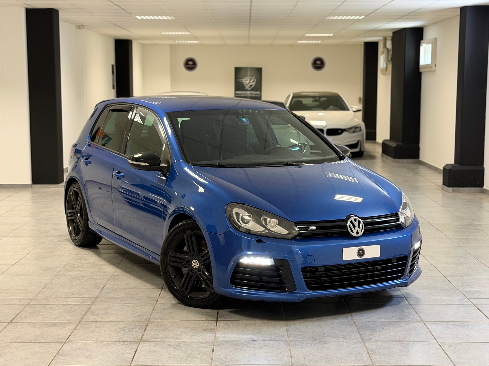 VW Golf 2.0 TSI R 4Motion-image-2