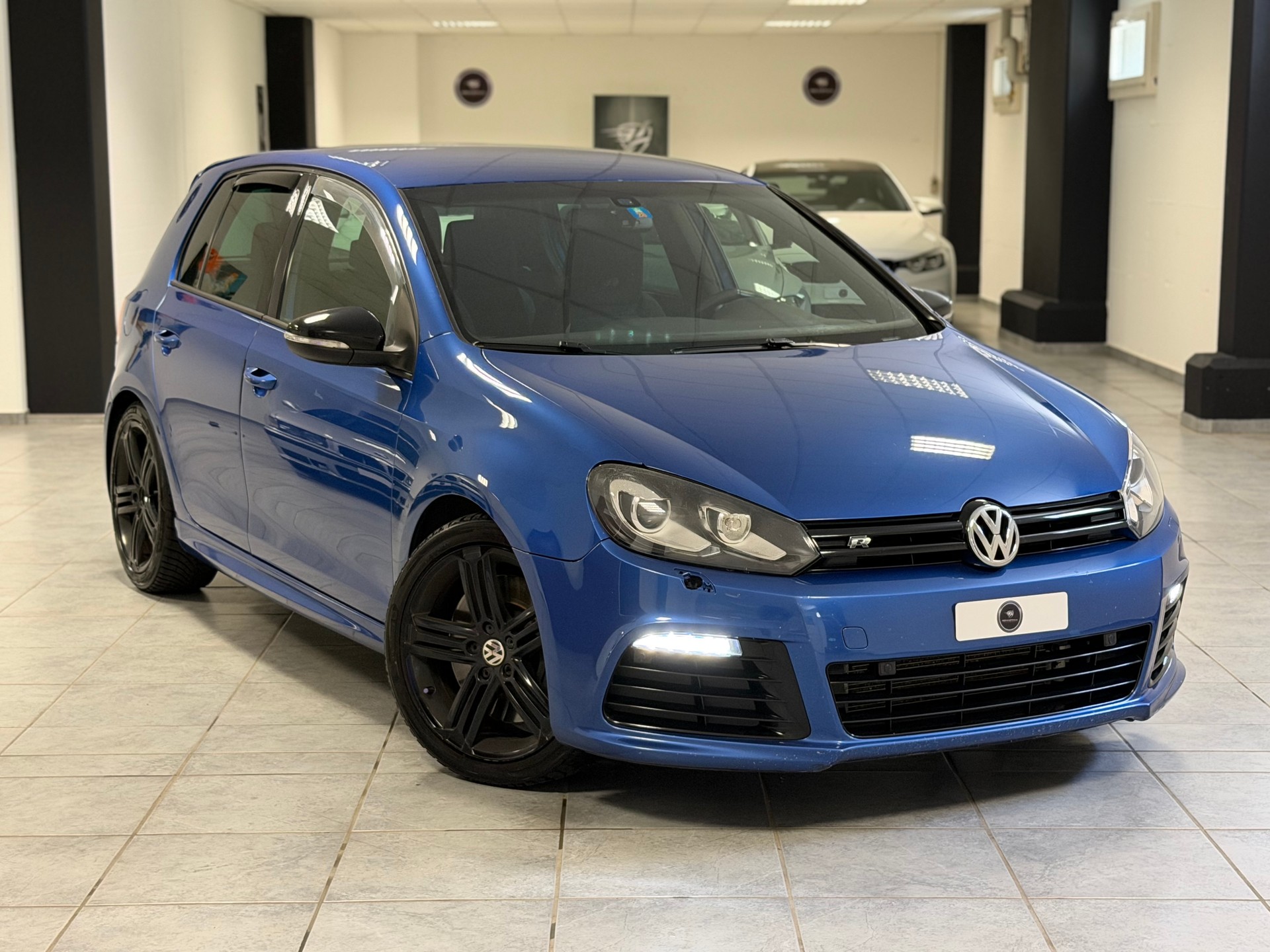 VW Golf 2.0 TSI R 4Motion-image-1