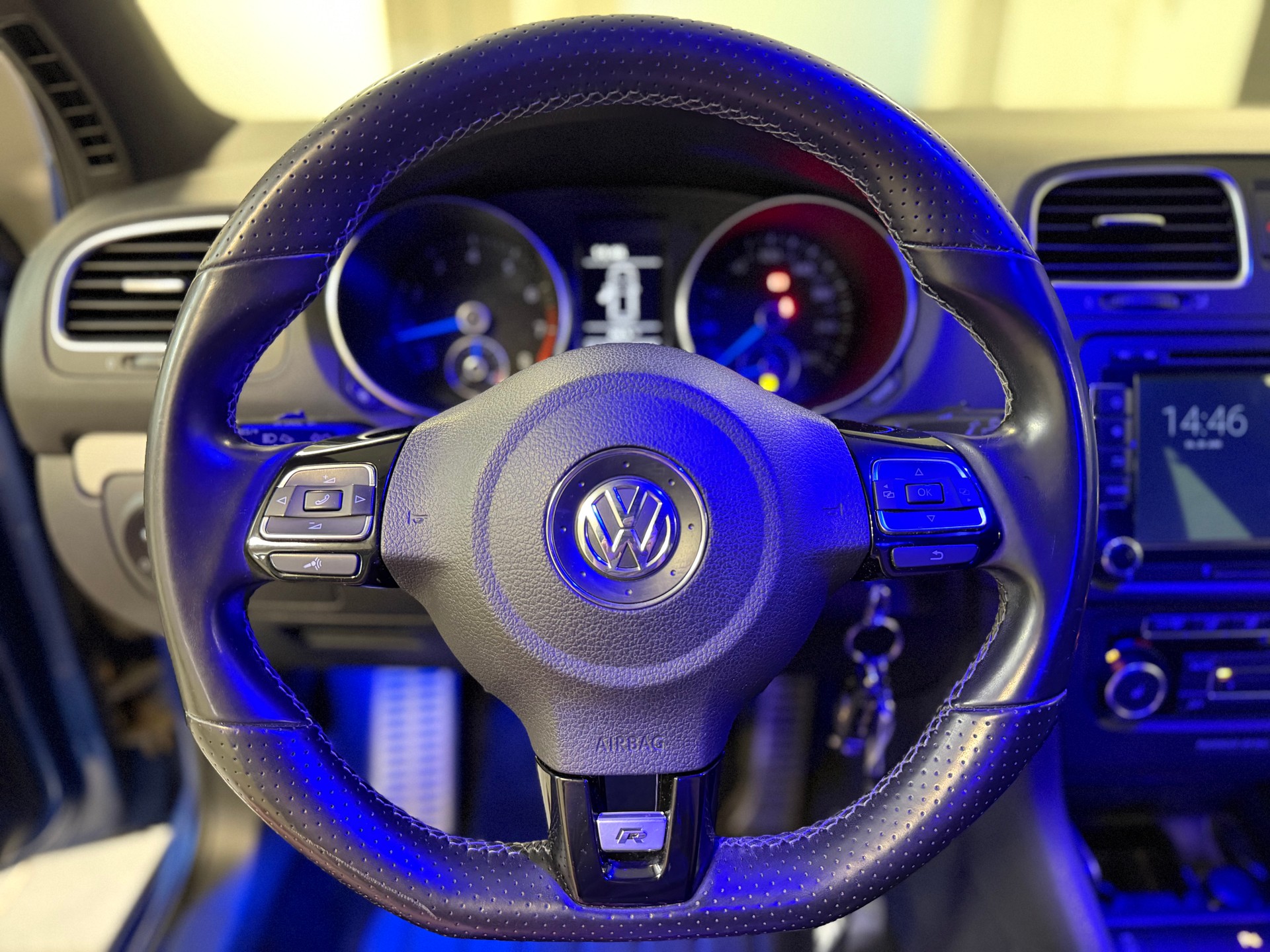 VW Golf 2.0 TSI R 4Motion-image-10