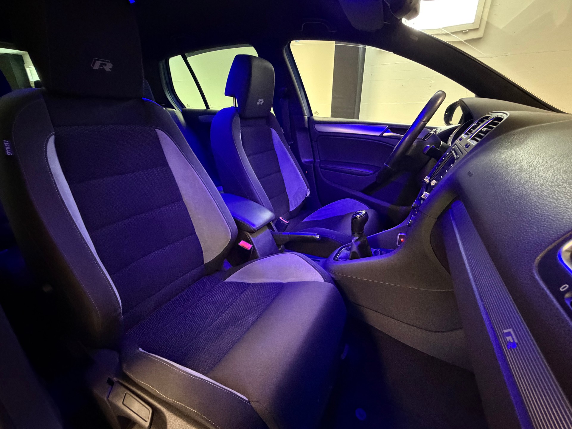 VW Golf 2.0 TSI R 4Motion-image-6