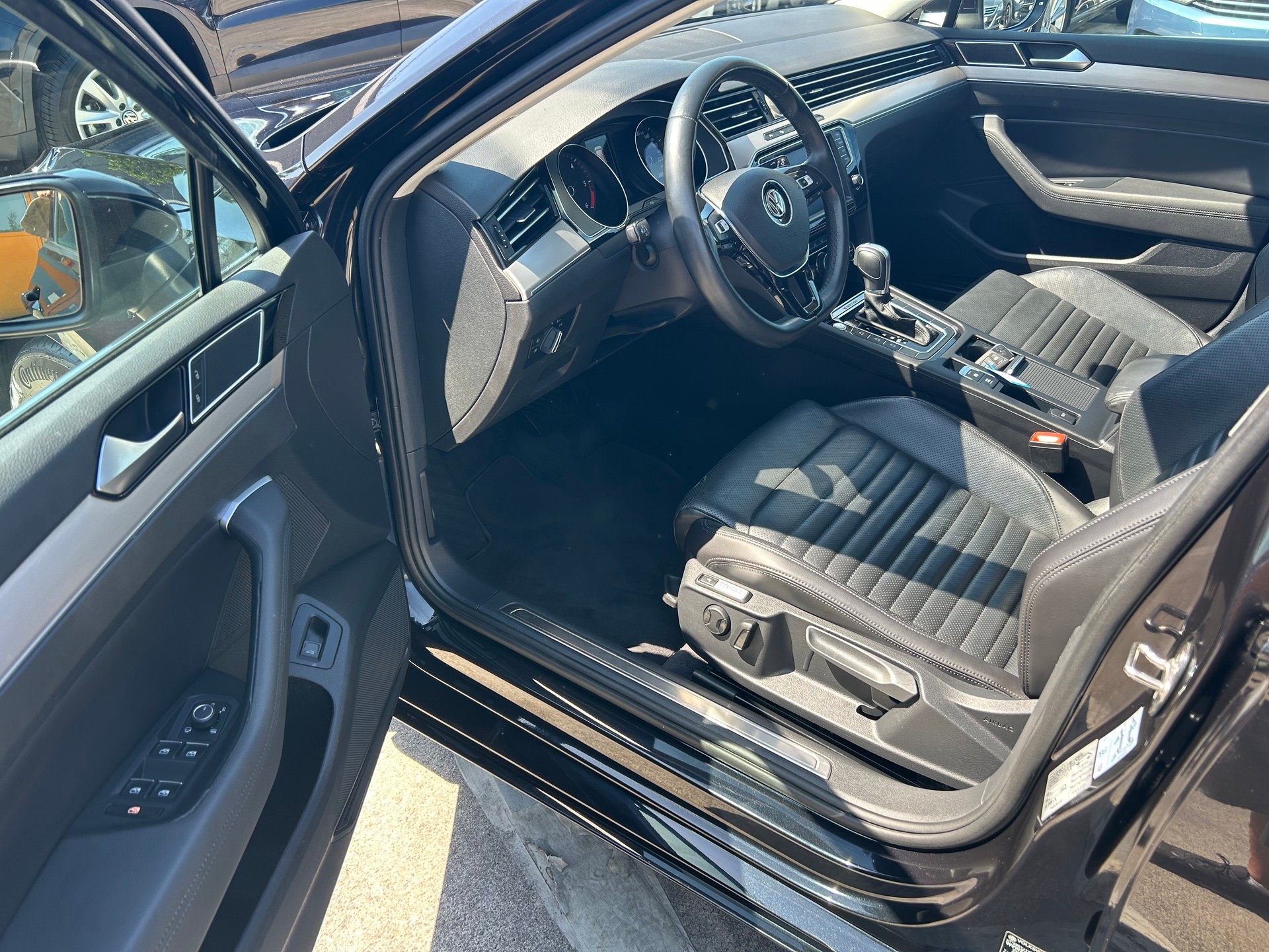 VW Passat Variant 2.0 TDI BMT High. DSG 4Motion-image-12