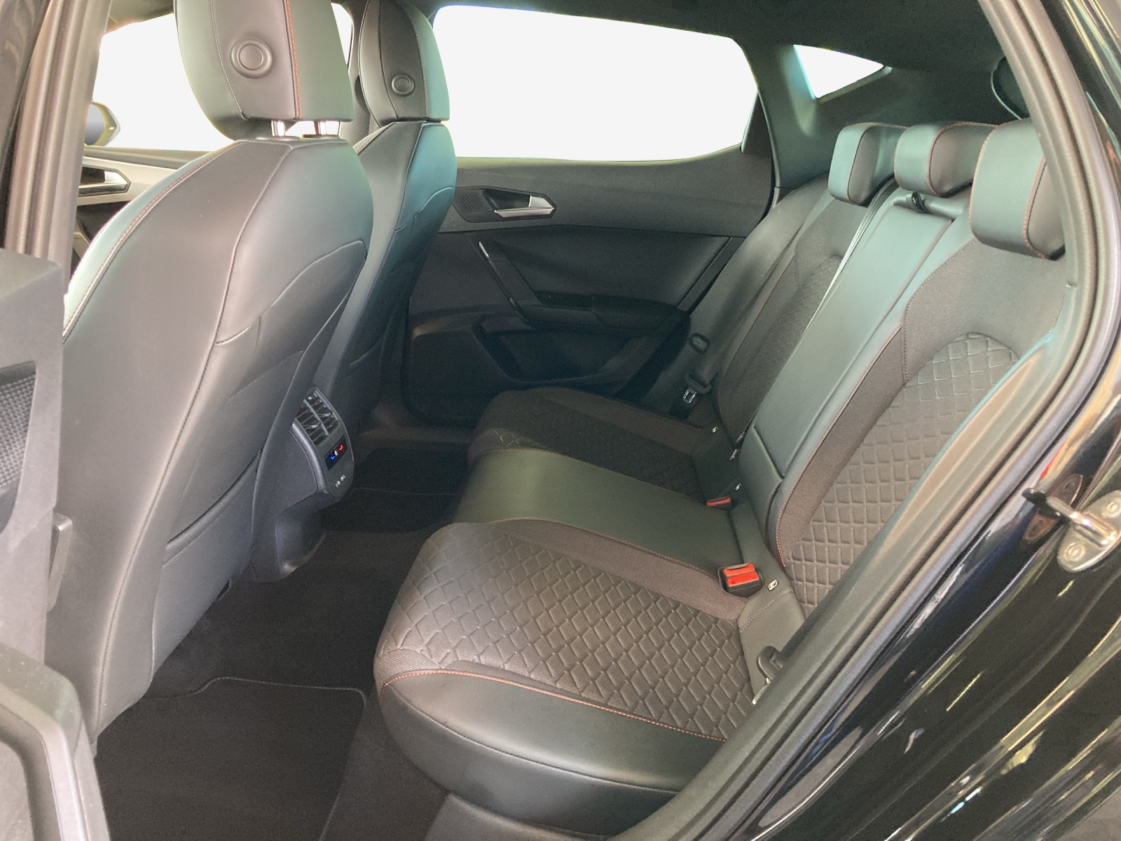 SEAT Leon 1.5 eTSI mHEV DSG FR-image-11
