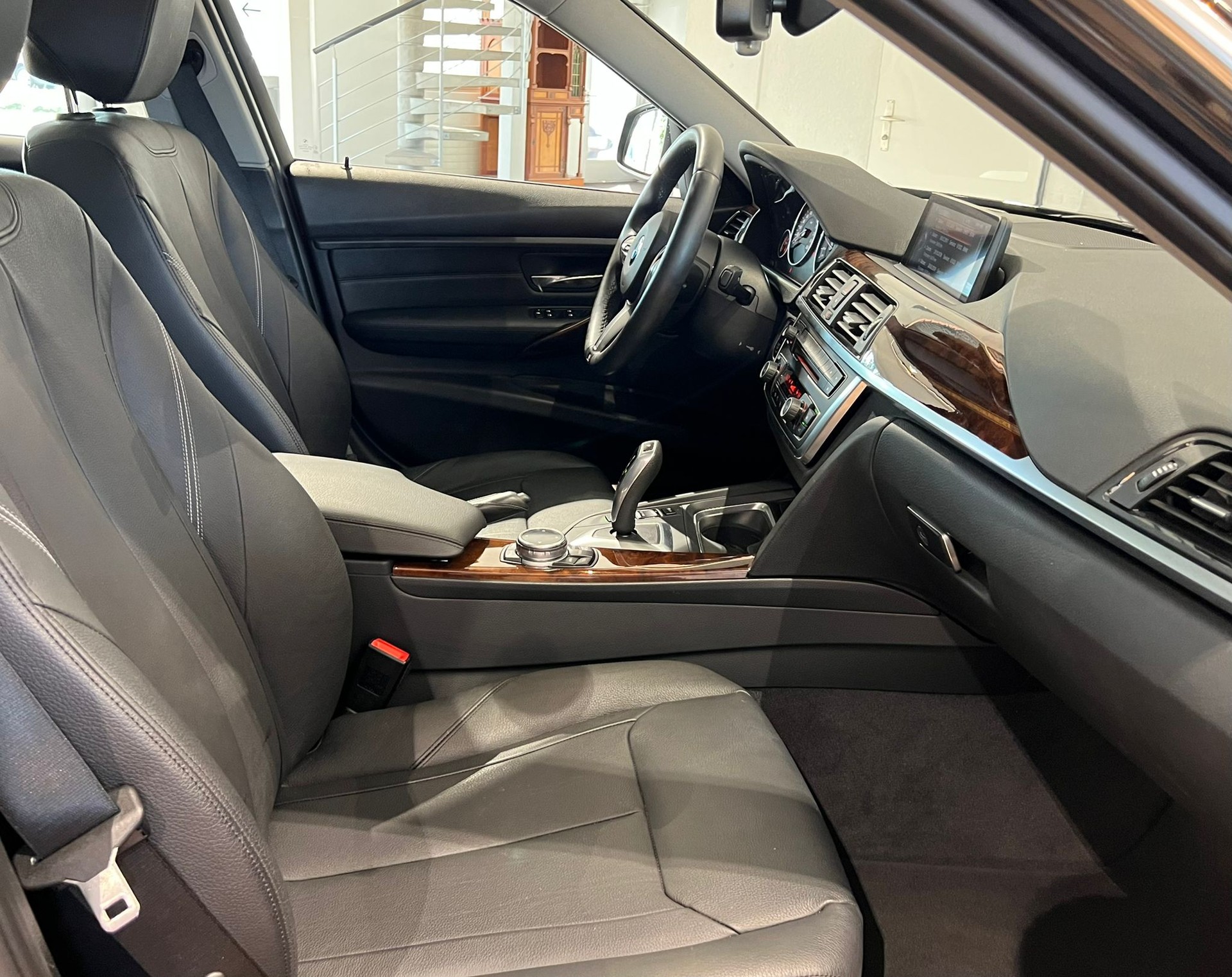 BMW 330d xDrive Touring Luxury Line Steptronic *Frisch ab MFK*-image-6