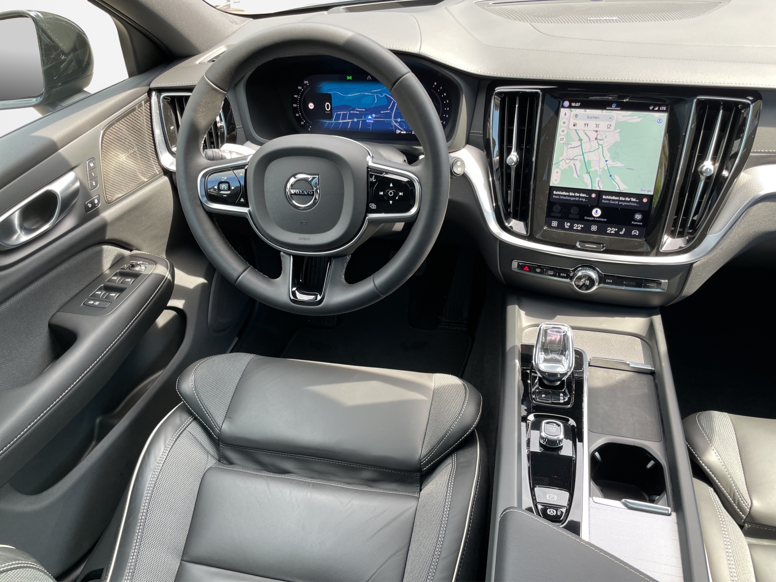 VOLVO V60 2.0 B5 Ultimate Dark AWD-image-12