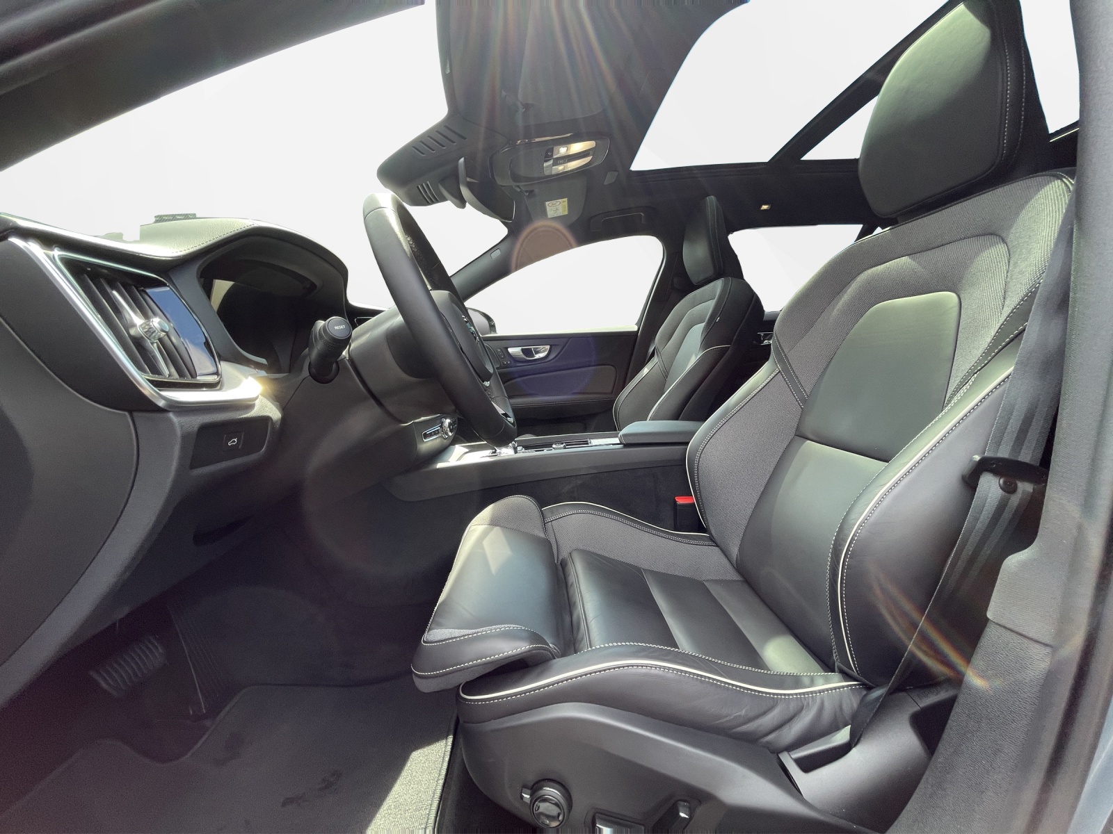 VOLVO V60 2.0 B5 Ultimate Dark AWD-image-9