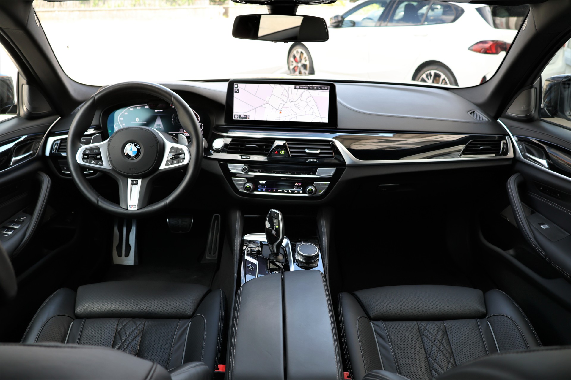 BMW 545e xDrive M Sport Steptronic (CH)-image-16
