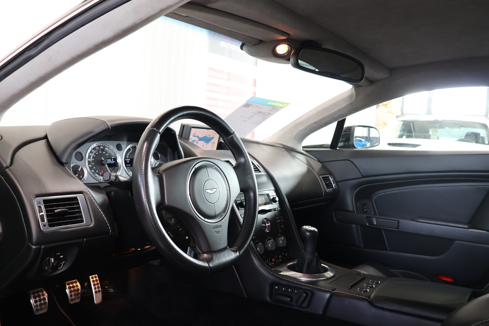 ASTON MARTIN V8 Vantage 4.3-image-10