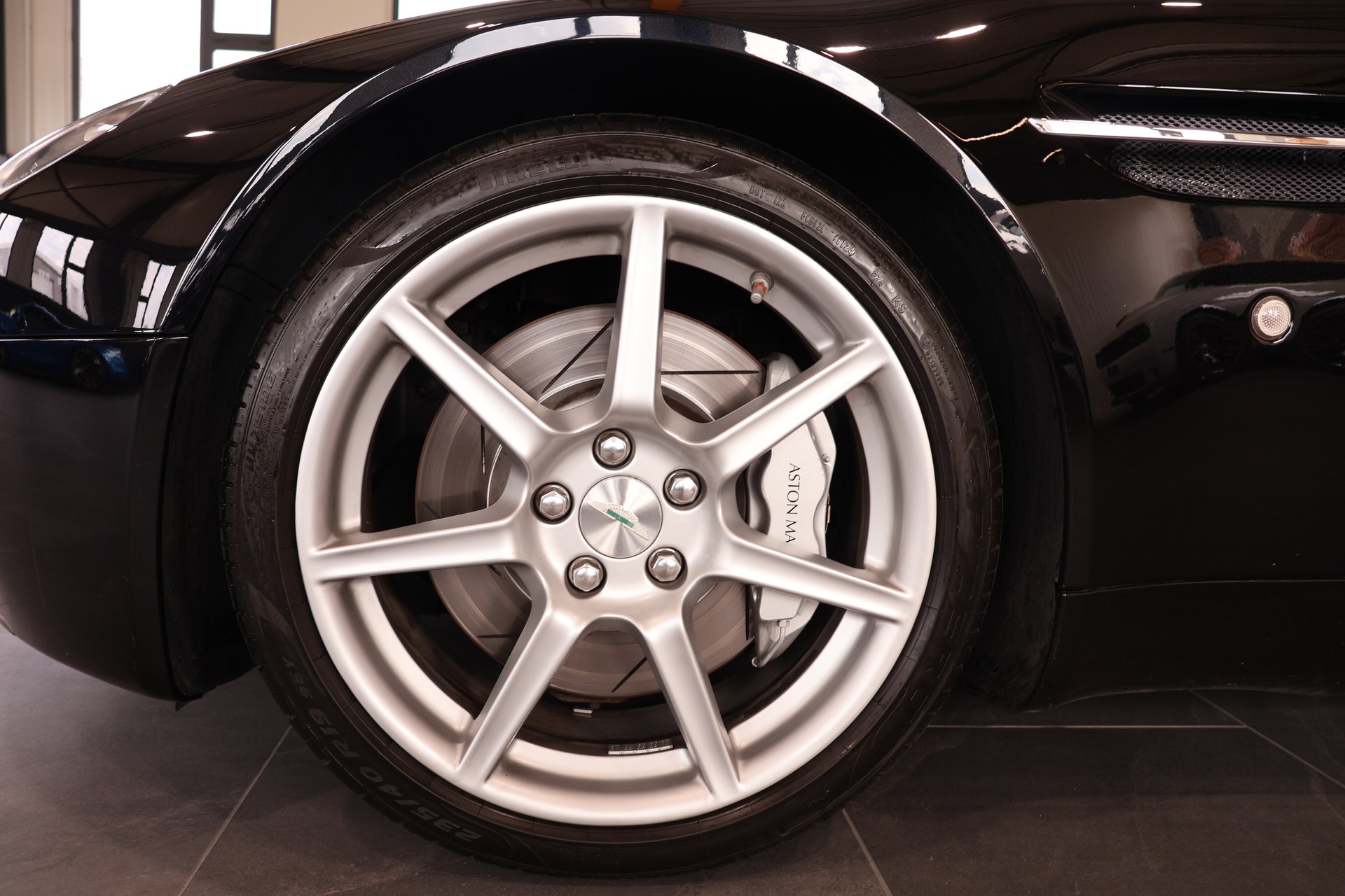 ASTON MARTIN V8 Vantage 4.3-image-5