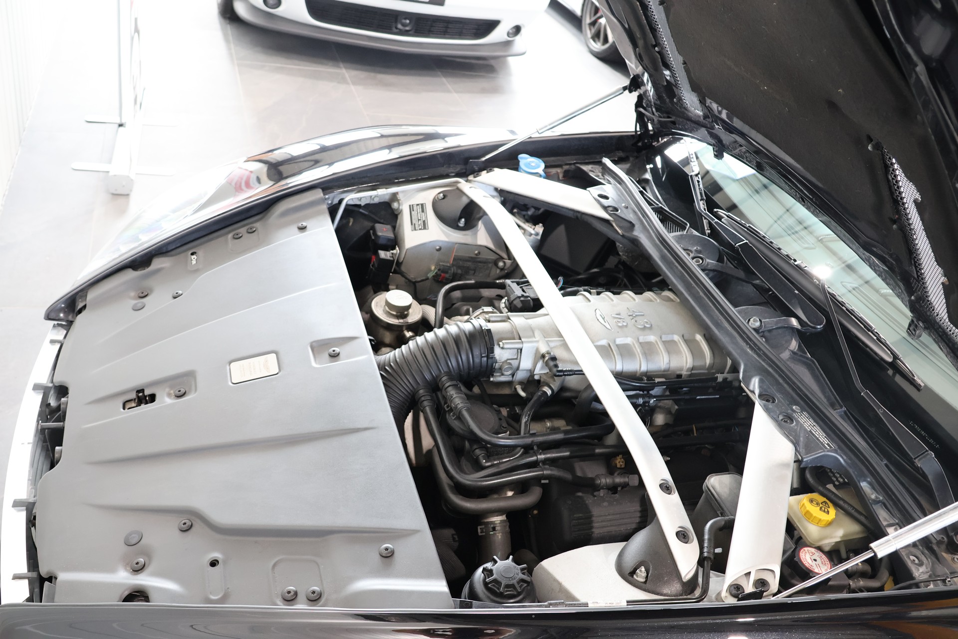 ASTON MARTIN V8 Vantage 4.3-image-15