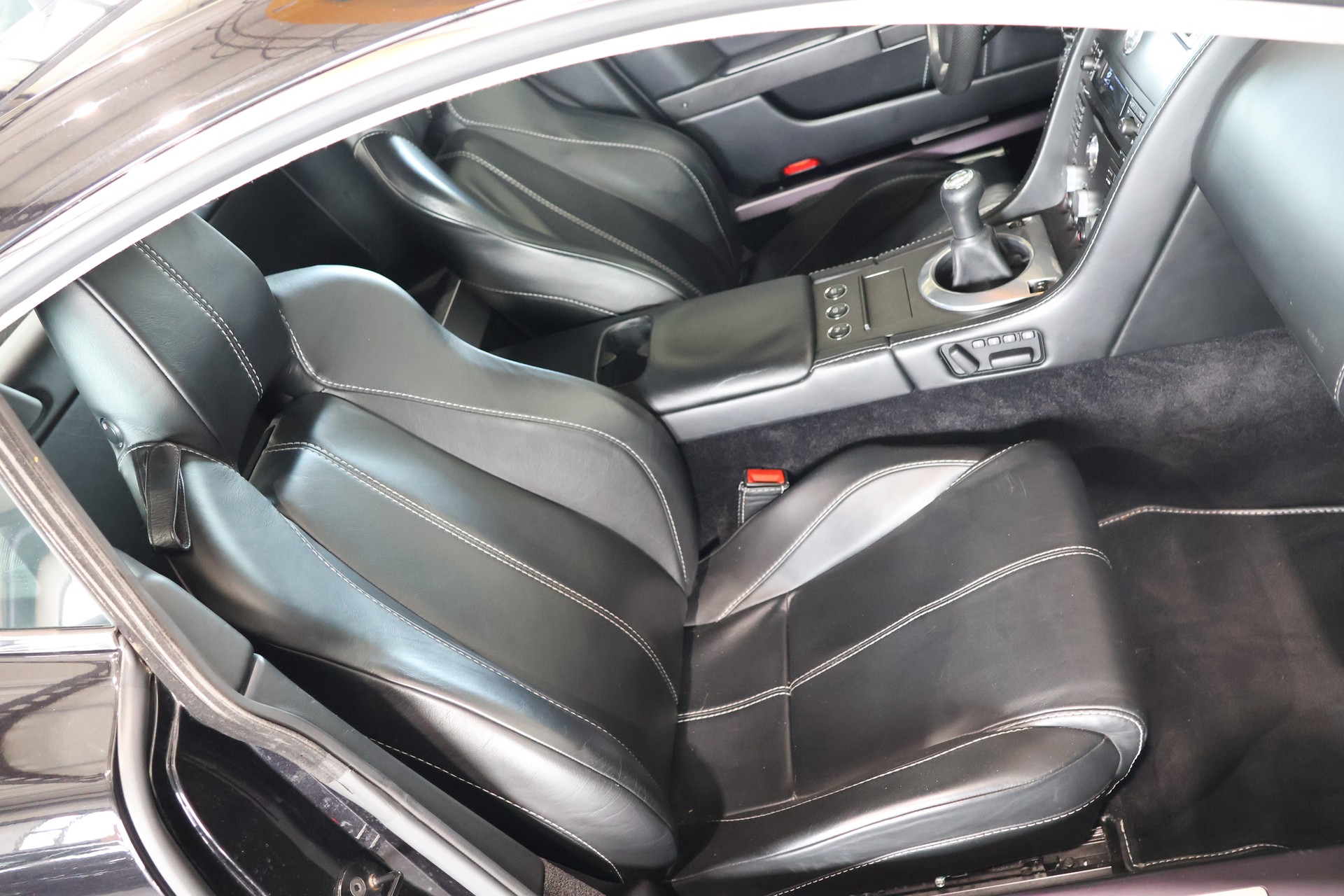 ASTON MARTIN V8 Vantage 4.3-image-13