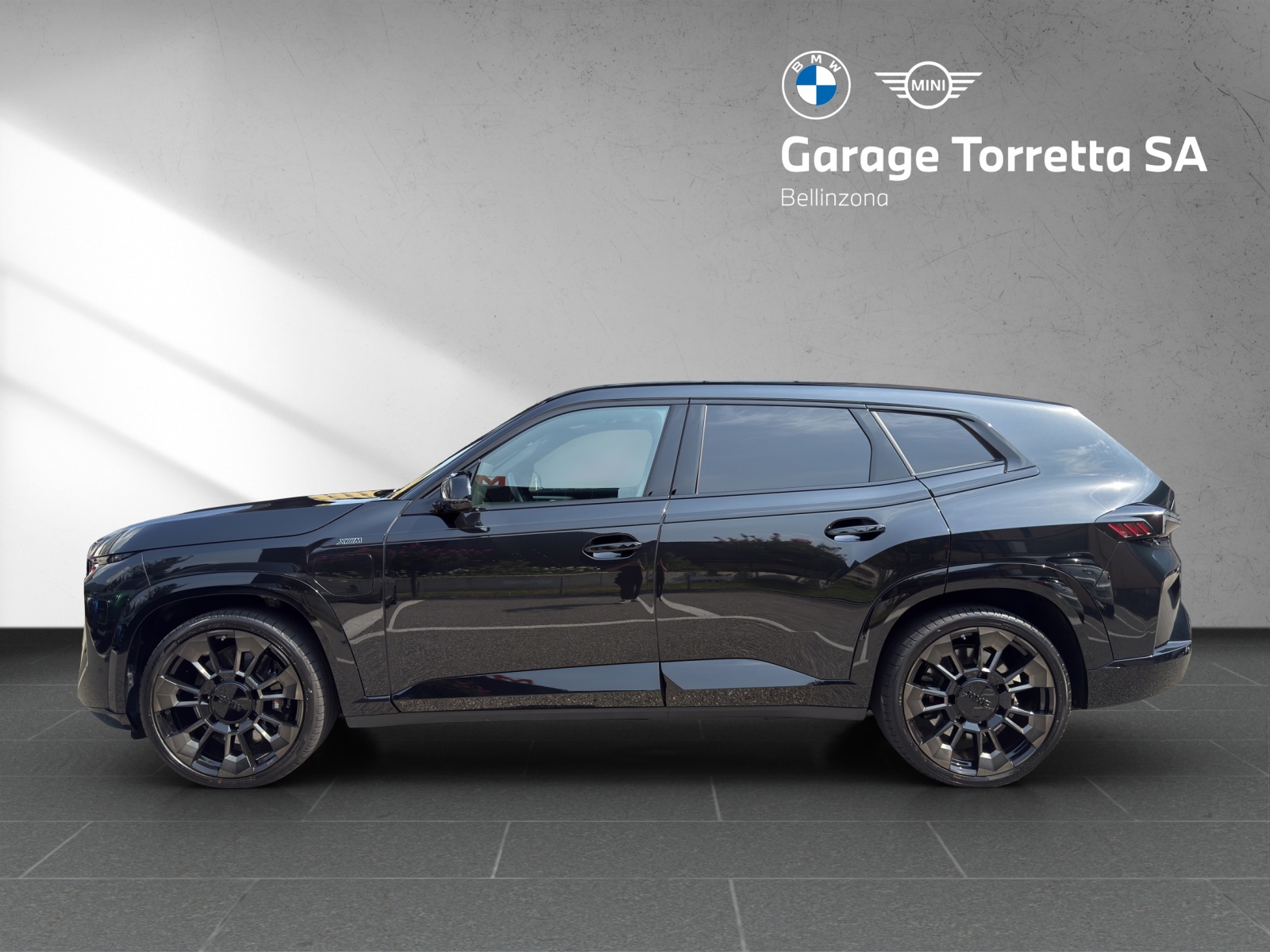 BMW XM xDrive 50e PHEV Steptronic-image-1
