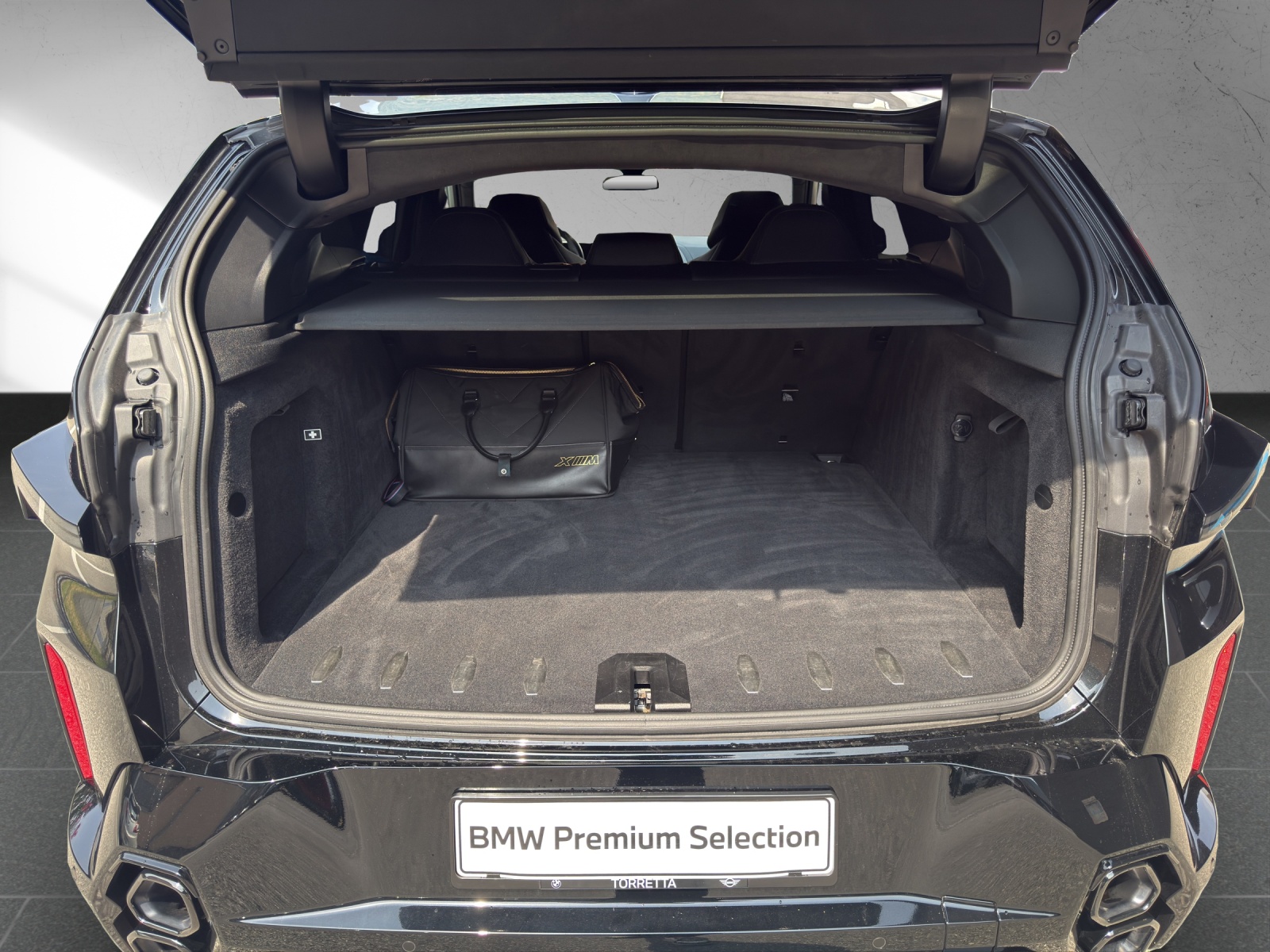 BMW XM xDrive 50e PHEV Steptronic-image-17