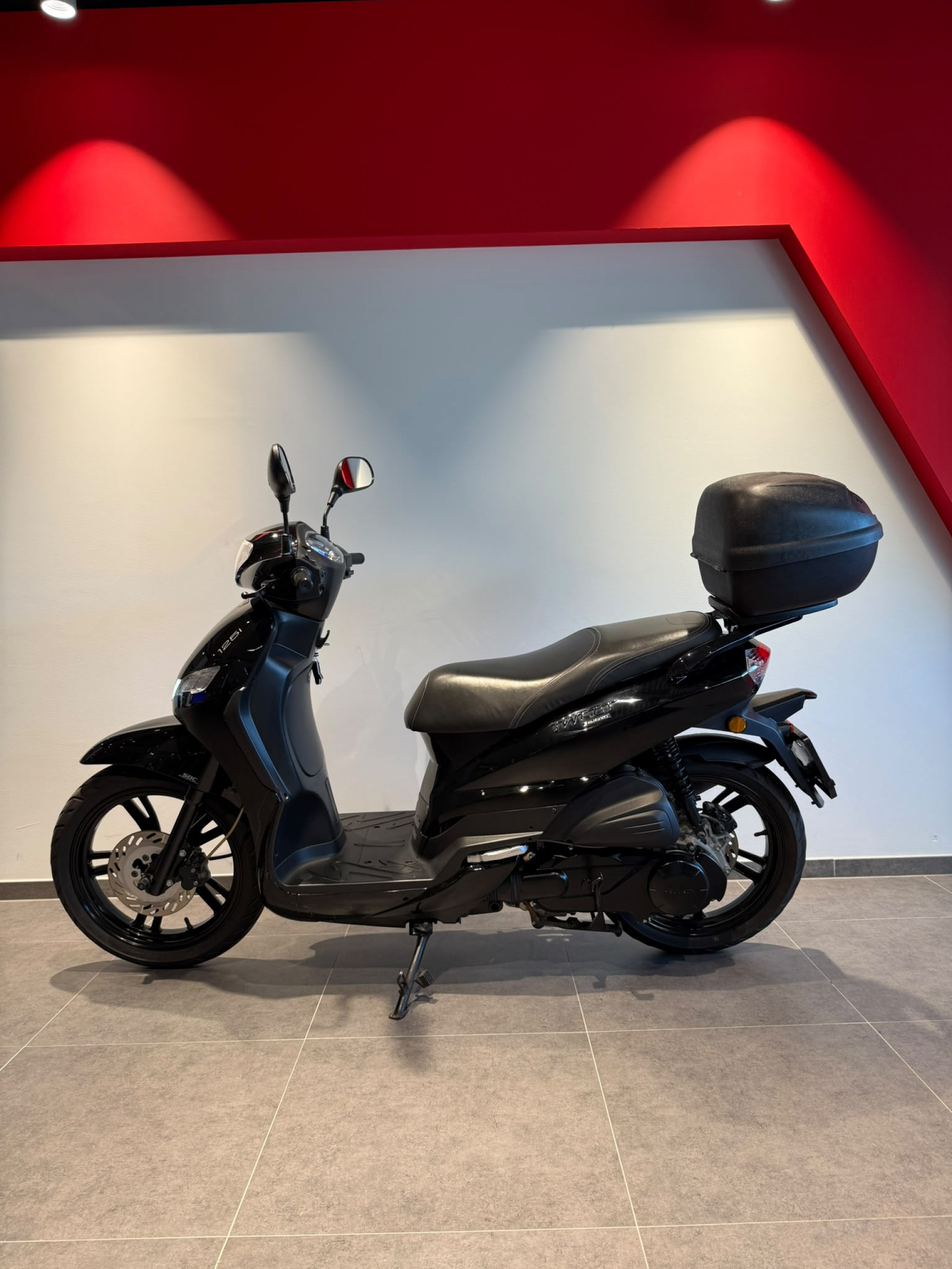 PEUGEOT Tweet 125-showroom-element-2