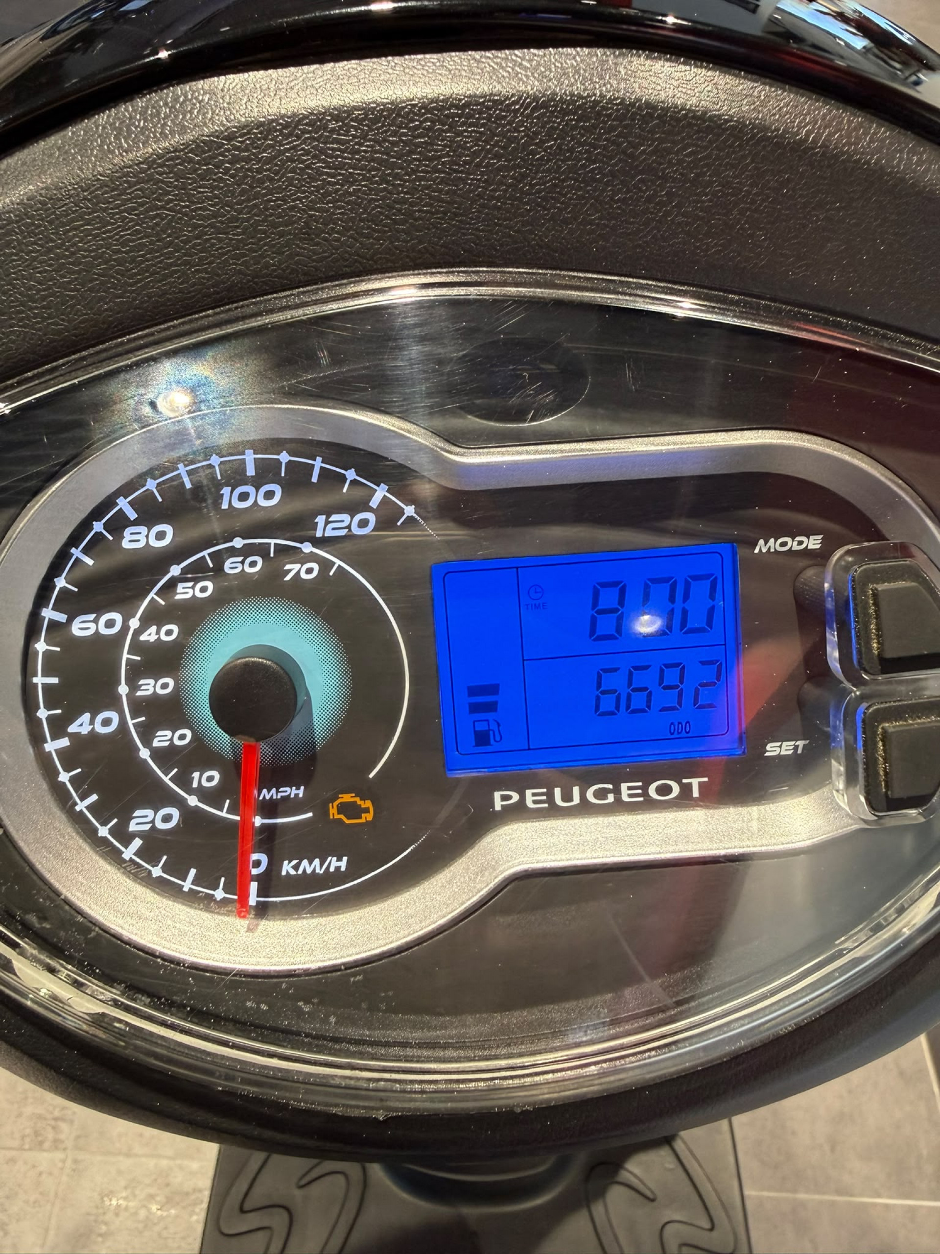 PEUGEOT Tweet 125-showroom-element-3