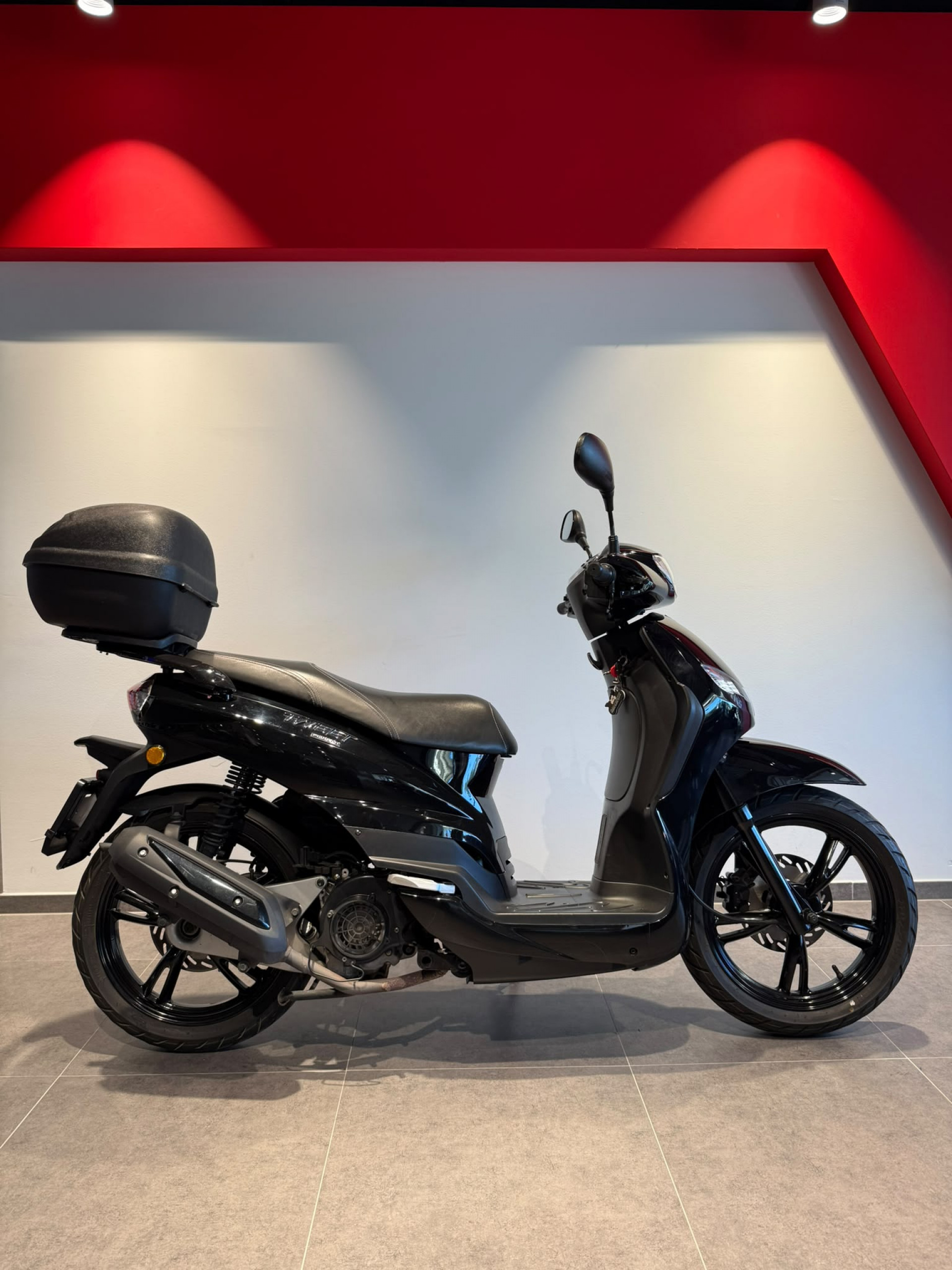 PEUGEOT Tweet 125-showroom-element-1