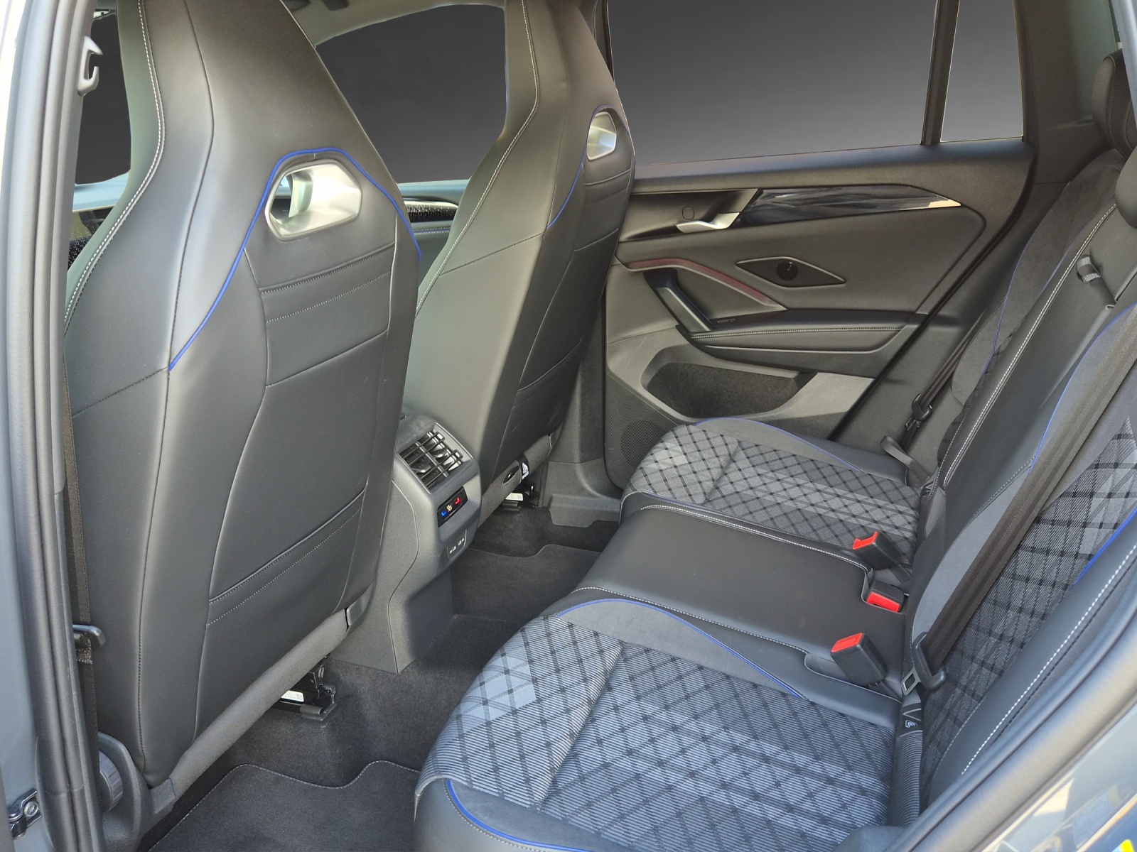 VW Tiguan 2.0 TSI DSG R-Line United 4Motion-image-6