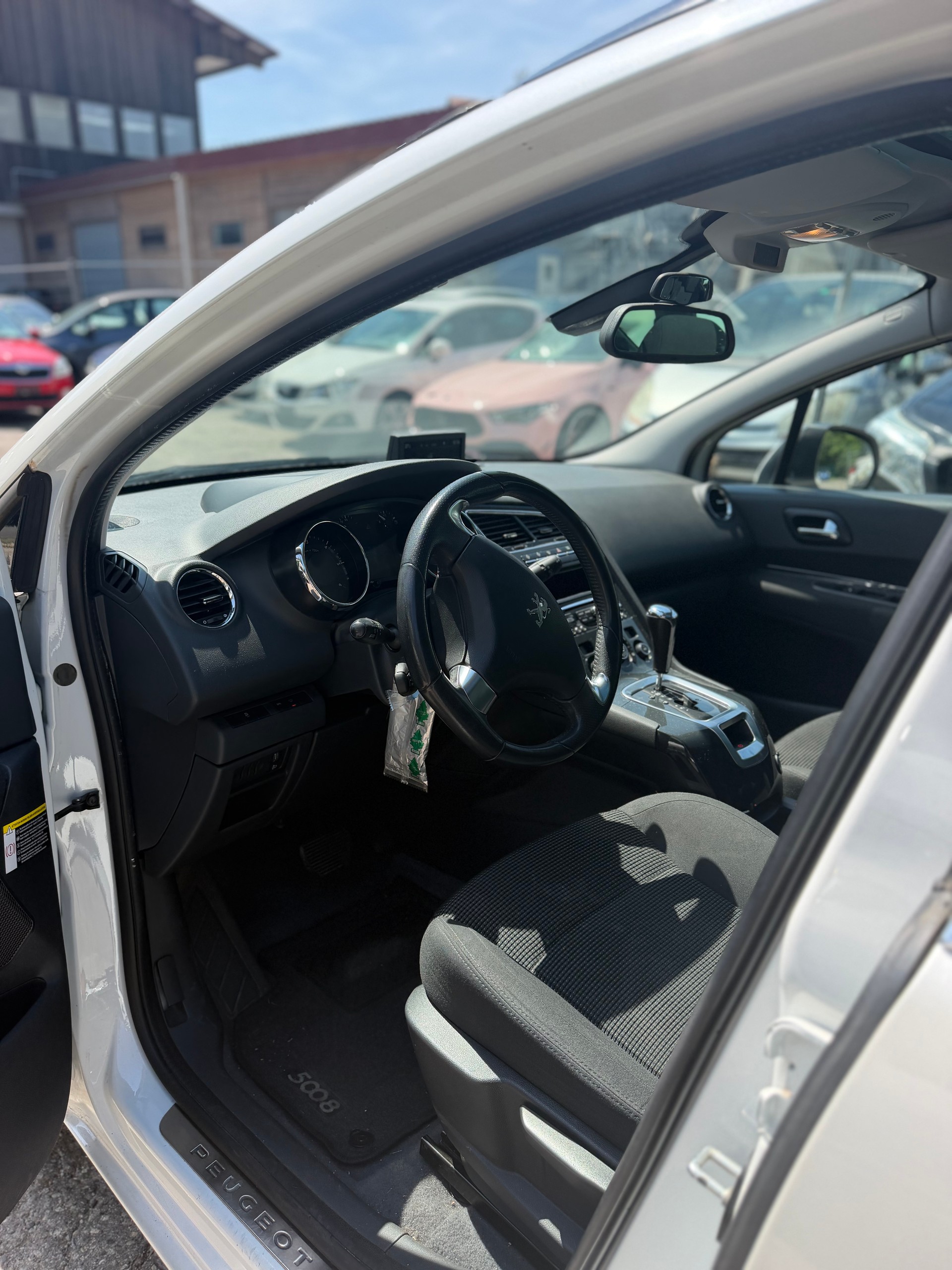 PEUGEOT 5008 1.6 BlueHDi Allure Tiptronic-image-13