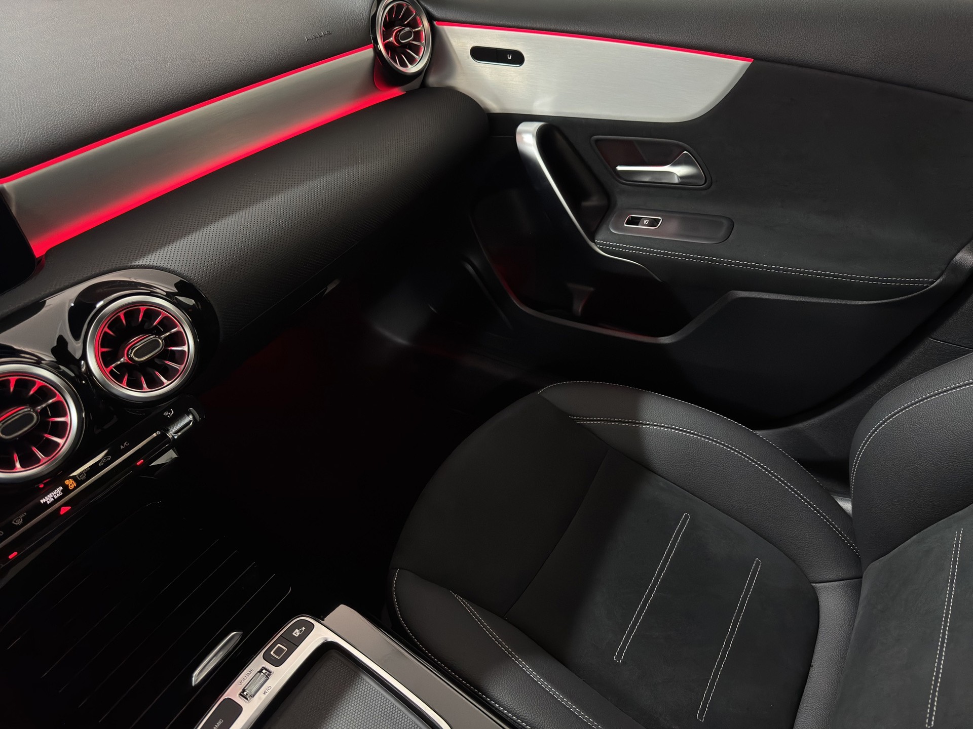 MERCEDES-BENZ A 200 7G-DCT AMG Line Special Edition-image-17