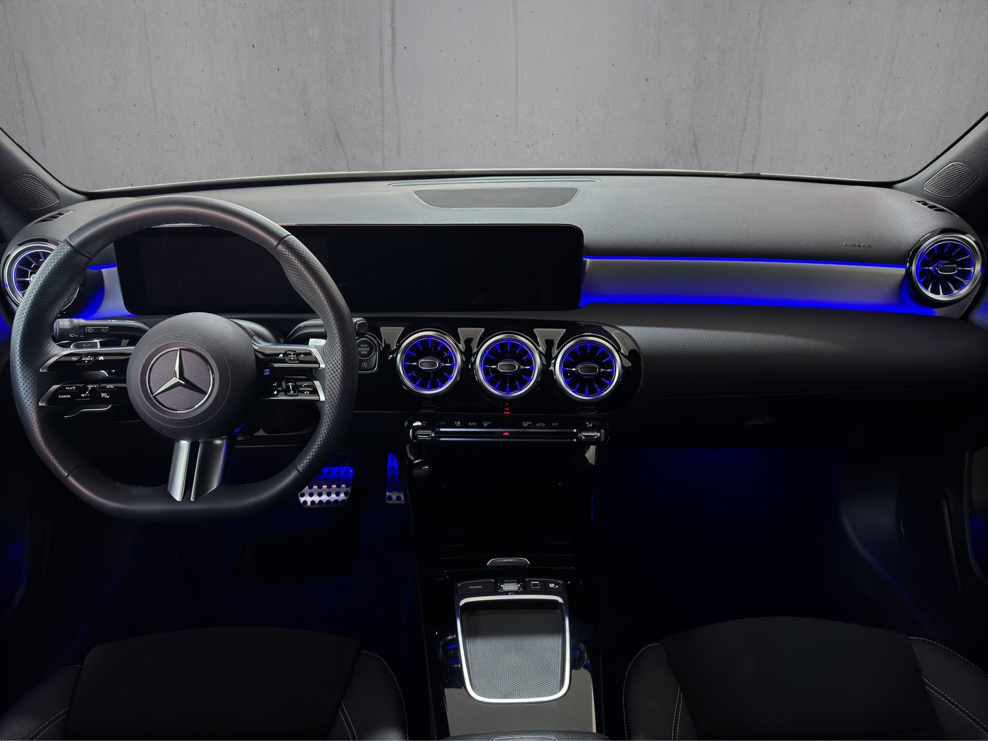 MERCEDES-BENZ A 200 7G-DCT AMG Line Special Edition-image-11