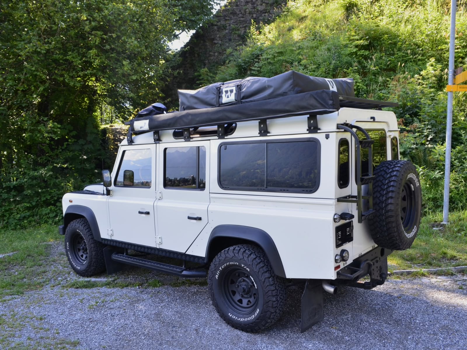 LAND ROVER Defender 110 SW 2.4Tdc-image-1