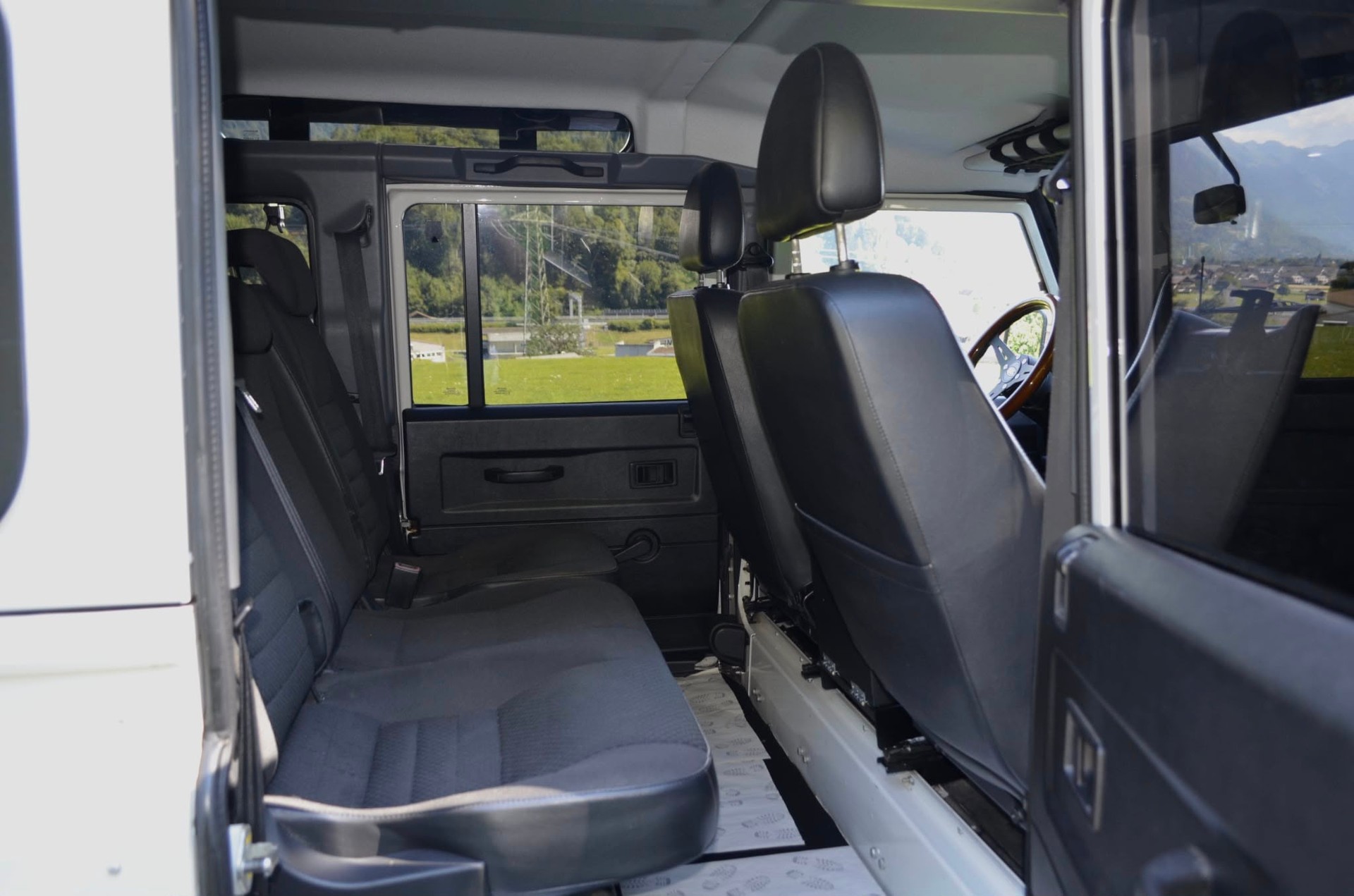 LAND ROVER Defender 110 SW 2.4Tdc-image-6