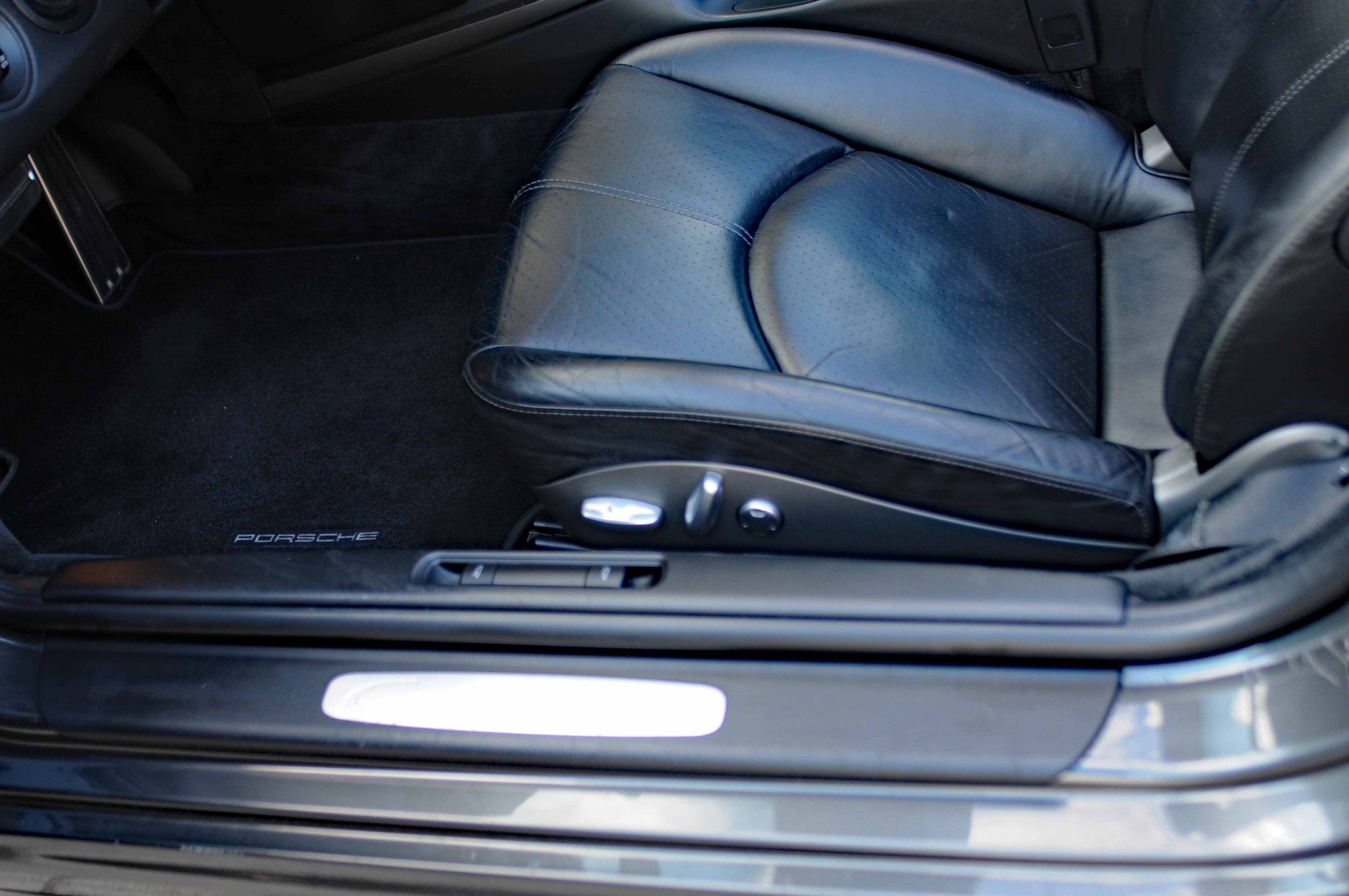 PORSCHE 911 Cabrio Carrera 4-image-15