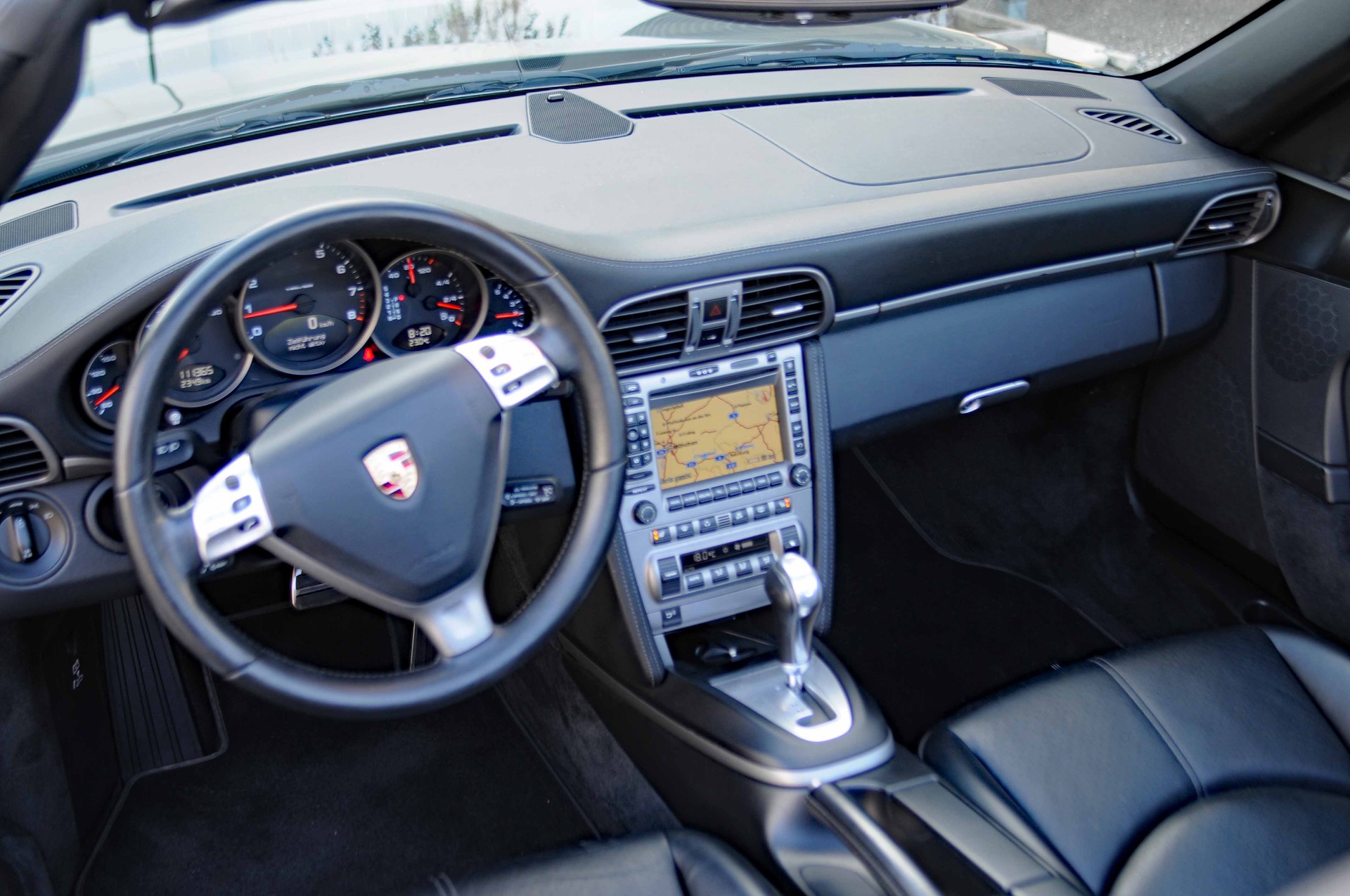 PORSCHE 911 Cabrio Carrera 4-image-11