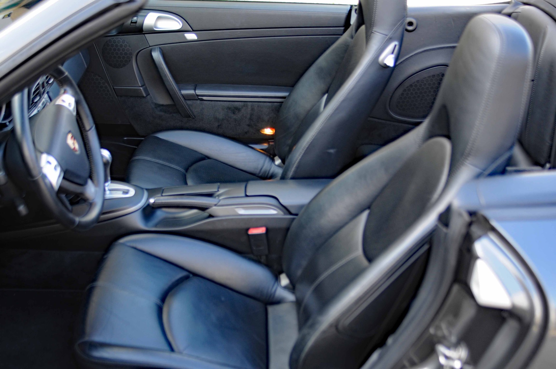 PORSCHE 911 Cabrio Carrera 4-image-12