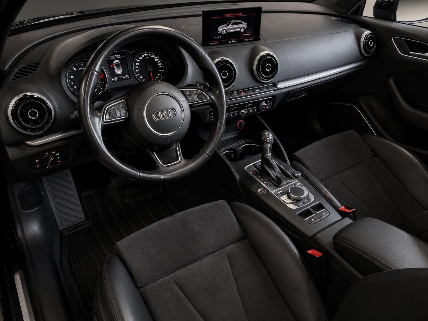 AUDI A3 Cabriolet 1.8 TFSI Ambition S-tronic-image-12