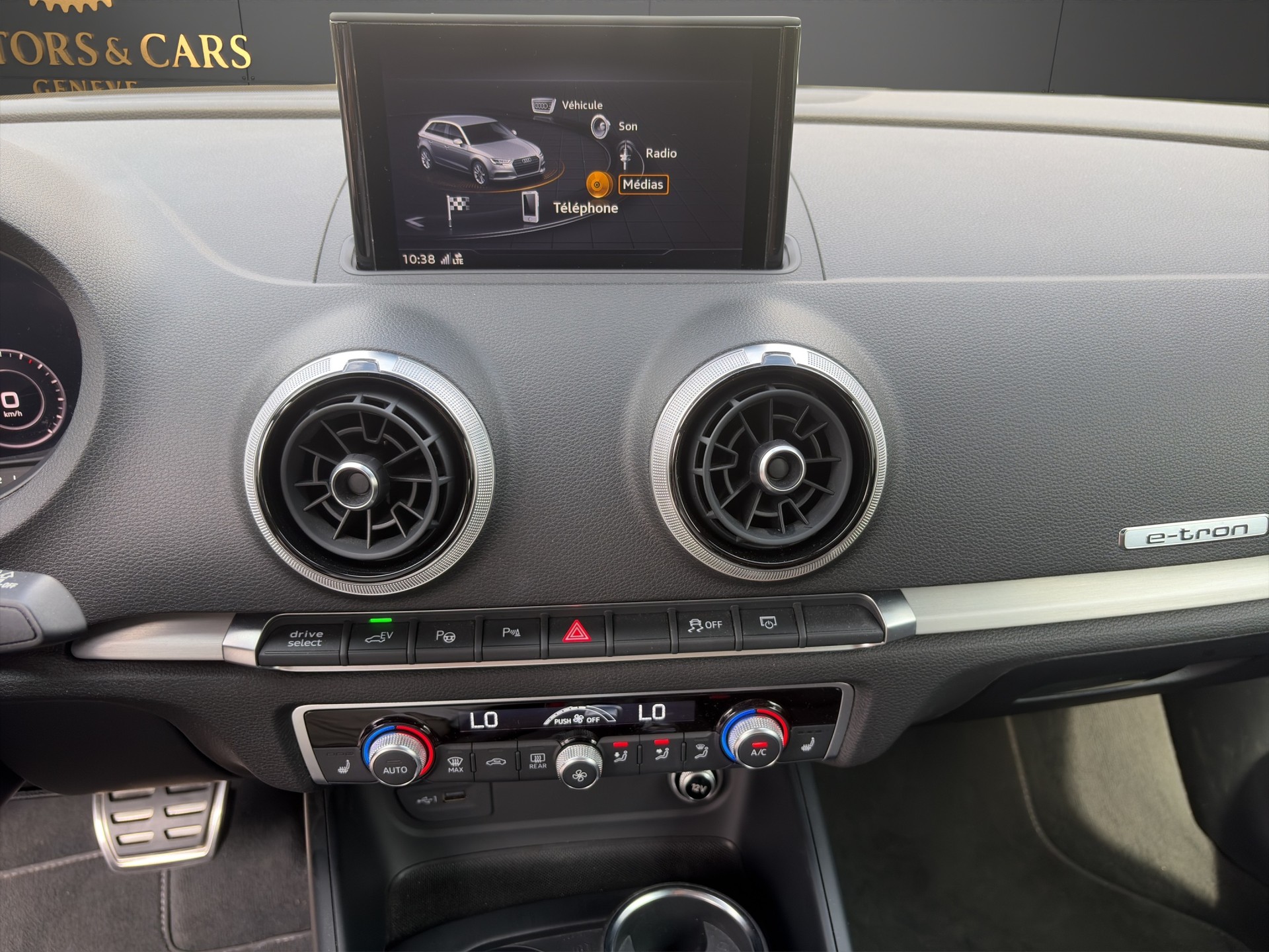 AUDI A3 Sportback 1.4 e-tron S-tronic-image-19