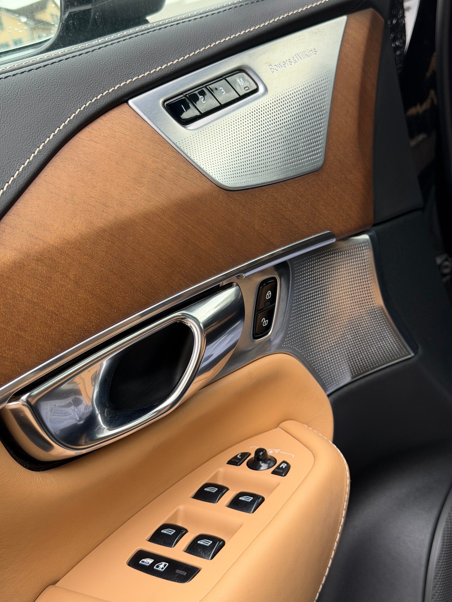 VOLVO XC90 D5 AWD Kinetic Geartronic 7 Sitze-image-13