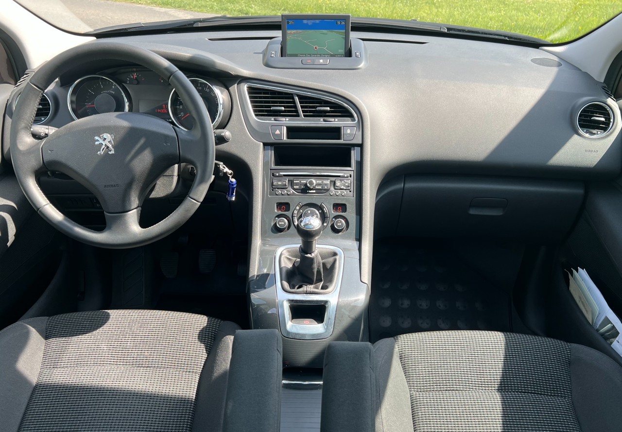 PEUGEOT 5008 1.6 16V VTI Active-image-9