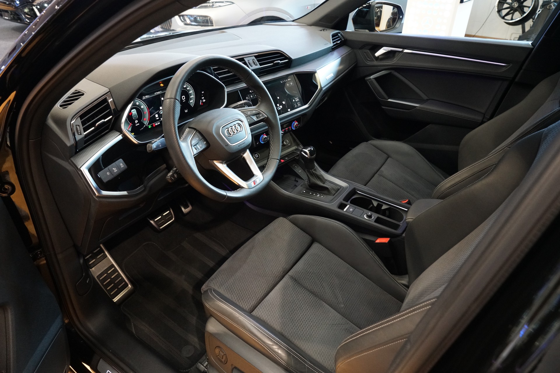AUDI Q3 Sportback 45 TFSI S line quattro S-tronic-image-11