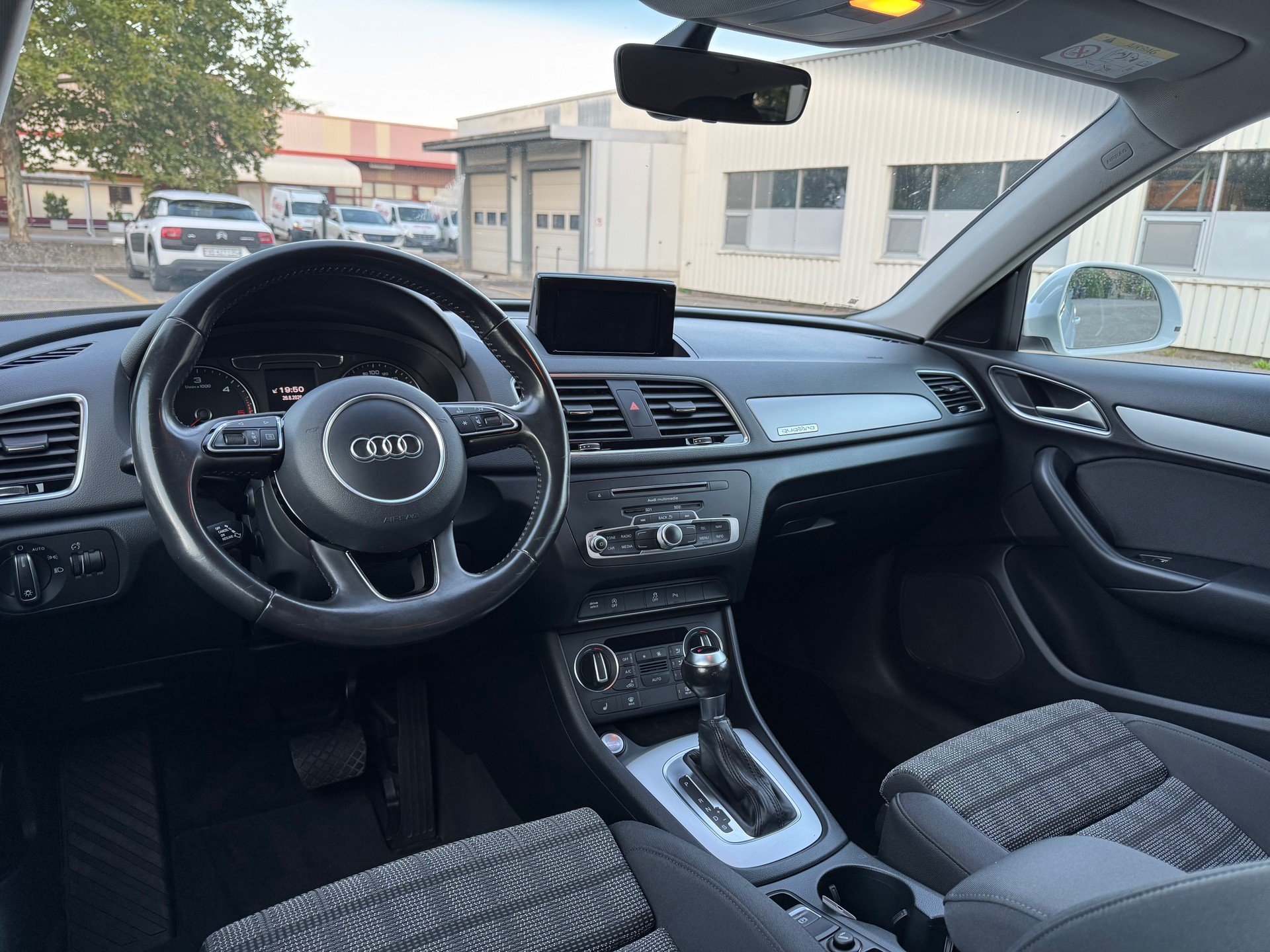 AUDI Q3 2.0 TDI quattro S-tronic-image-9