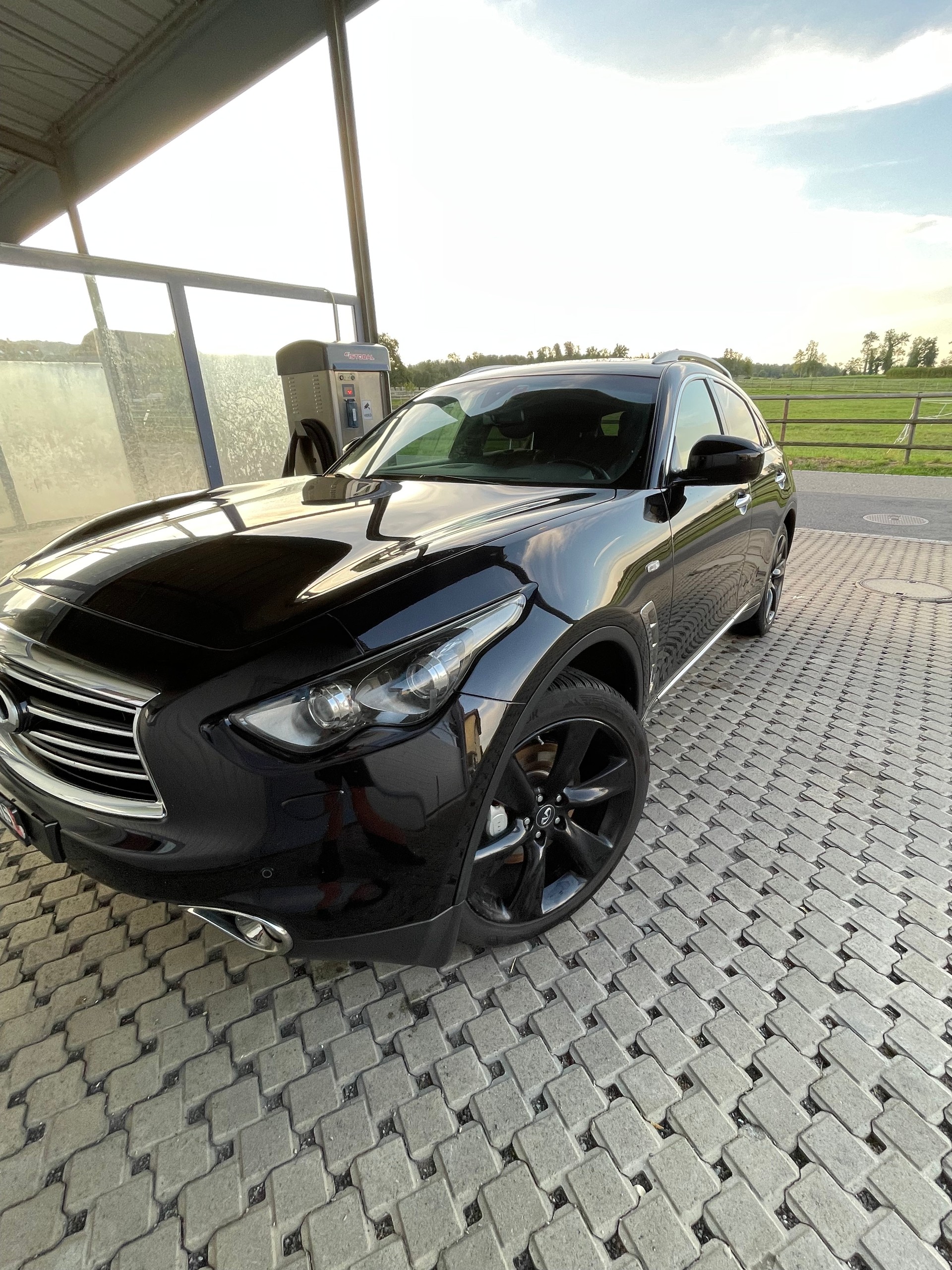 INFINITI Qx 70 Sport-image-1