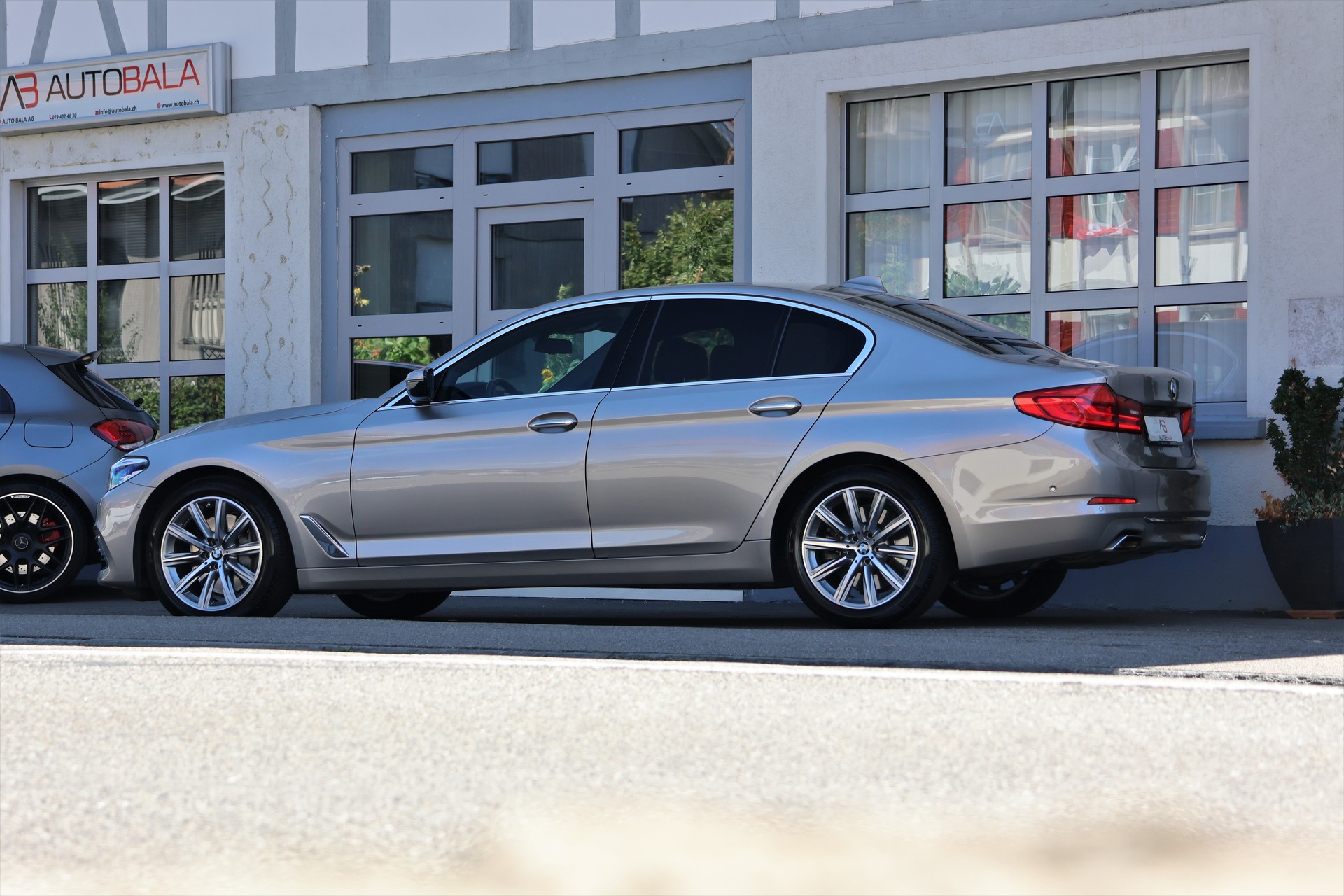 BMW 540i xDrive Luxury Line Steptronic (CH)-showroom-element-3