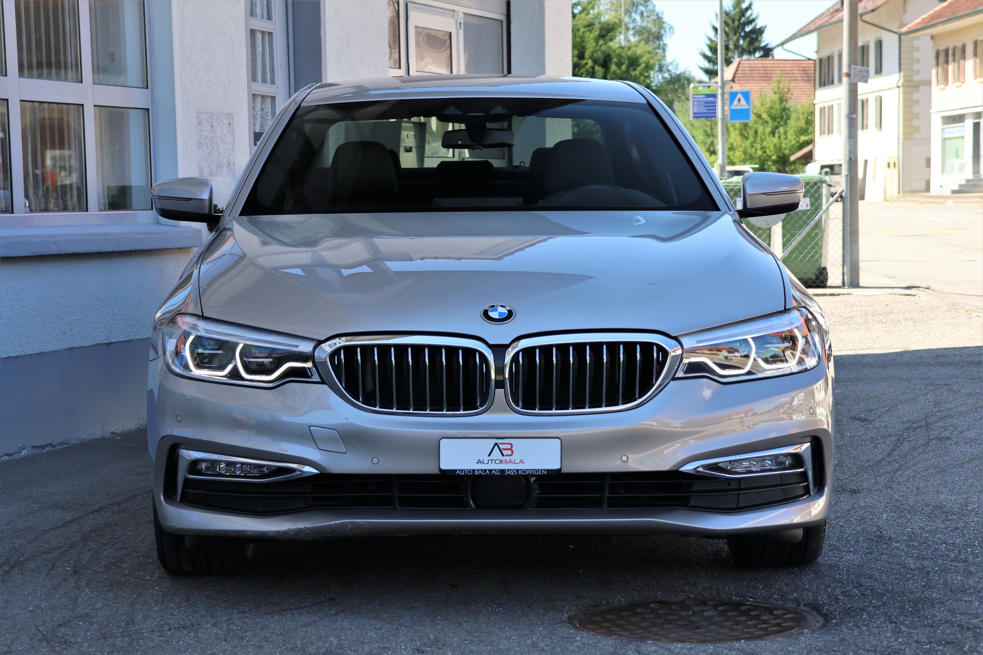 BMW 540i xDrive Luxury Line Steptronic (CH)-showroom-element-1