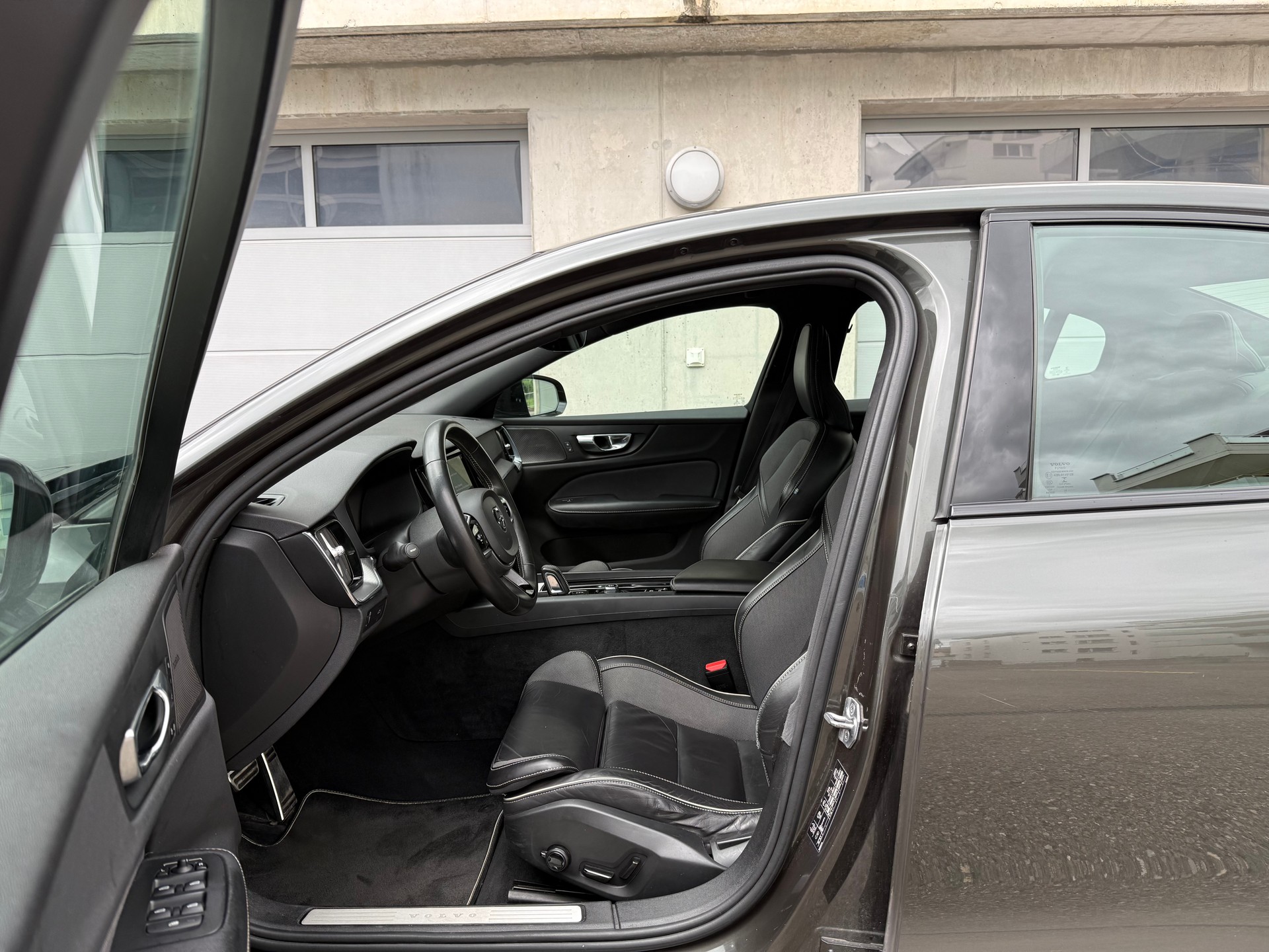 VOLVO S60 B4 Benzin Mild Hybrid R-Design Geartronic-image-9