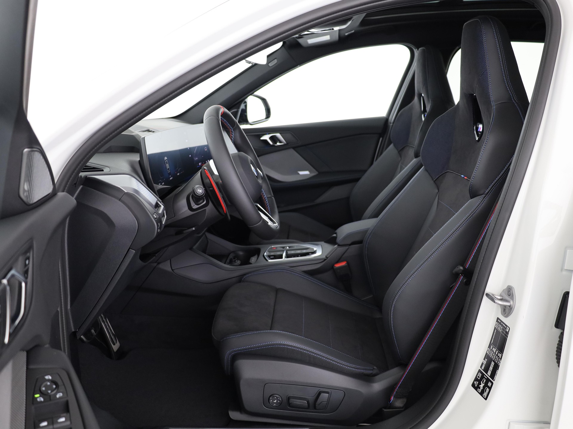 BMW M135i xDrive-showroom-element-3