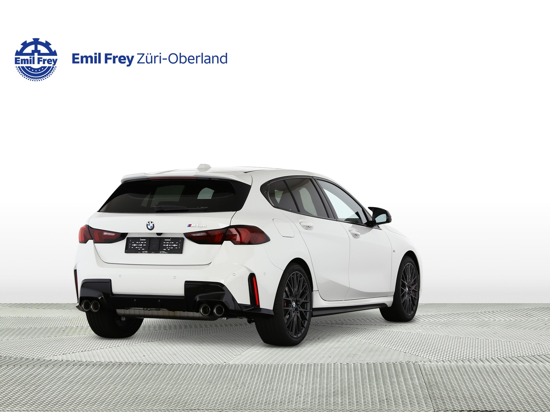 BMW M135i xDrive-showroom-element-2